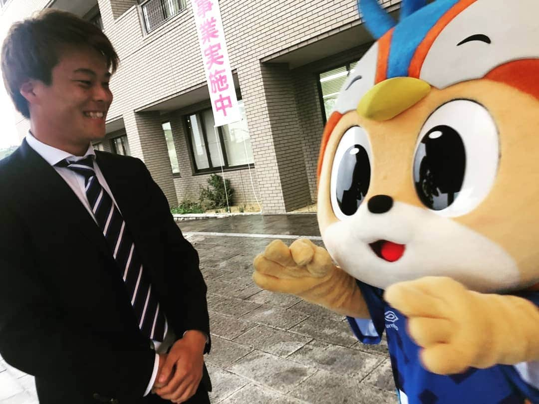 ヴィヴィくんさんのインスタグラム写真 - (ヴィヴィくんInstagram)「﻿ ひとみを~とじれば～あなたが～🎤🐥🎶﻿ ﻿ 3がつ9にちに島原市、雲仙市、南島原市にひょうけいほうもんにいってきました‼️﻿ ﻿ 島原は吉岡せんしゅと﻿ 雲仙は徳重せんしゅと﻿ 南島原は江川せんしゅといってきました‼️﻿ 春奈しゃちょうはずっといっしょ＼(^o^)／﻿ ﻿ しまばらんさんとあえました🎶﻿ ﻿ みなさんにかんげいしていただいて、せんしゅのみなさんも春奈しゃちょうも、もちろんぼくもげんきをいっぱいもらいました💪﻿ ﻿ あしたは前田さんとまたインスタライブをします！12じ15ふんくらいからです✨﻿ PKたいけつ⚽まけないぞ‼️﻿ ﻿ ﻿ #vvaren #vファーレン  #vファーレン長崎 #長崎 #ヴィヴィくん  #きょうは古賀せんしゅのおたんじょうび🎁 #島原市 #雲仙市 #南島原市 #徳重健太 せんしゅ #吉岡雅和 せんしゅ #江川湧清 せんしゅ #髙田春奈 しゃちょう  #あしたはインスタライブします ❗」3月11日 18時00分 - vivikun_vvn