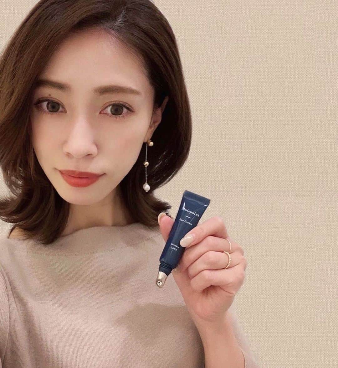 石黒美帆のインスタグラム：「*﻿ 花粉症が辛い時期…⚡️﻿ ﻿ 目だけでなく目の周りも痒くて、目薬を刺しても寝ている間に擦ってしまっていたり。。😭乾燥しているとこれがシワの原因に💦﻿ ﻿ なので最近はご紹介頂いた"モイスポイント"というアイクリームを夜のケアにプラスしています🌙﻿ ﻿ 今話題のヒト幹細胞エキスが配合されているので、細胞が活性化してお肌が再生されます！﻿ セラミドより細かい成分で、保湿性も高いクリームです✨﻿ ﻿ ヘッドが斜めになっているので、目元に直接塗る事ができて密着性が高い☺️とっても使いやすいです。﻿ ﻿ しばらくモイスポイントにお世話にろうと思います🙌﻿ ﻿ ﻿ #skincare#vocest#beauty#moispoint#pr#モイスポイント#目元ケア#美容#スキンケア#ヒト幹細胞培養液#アンチエイジング」