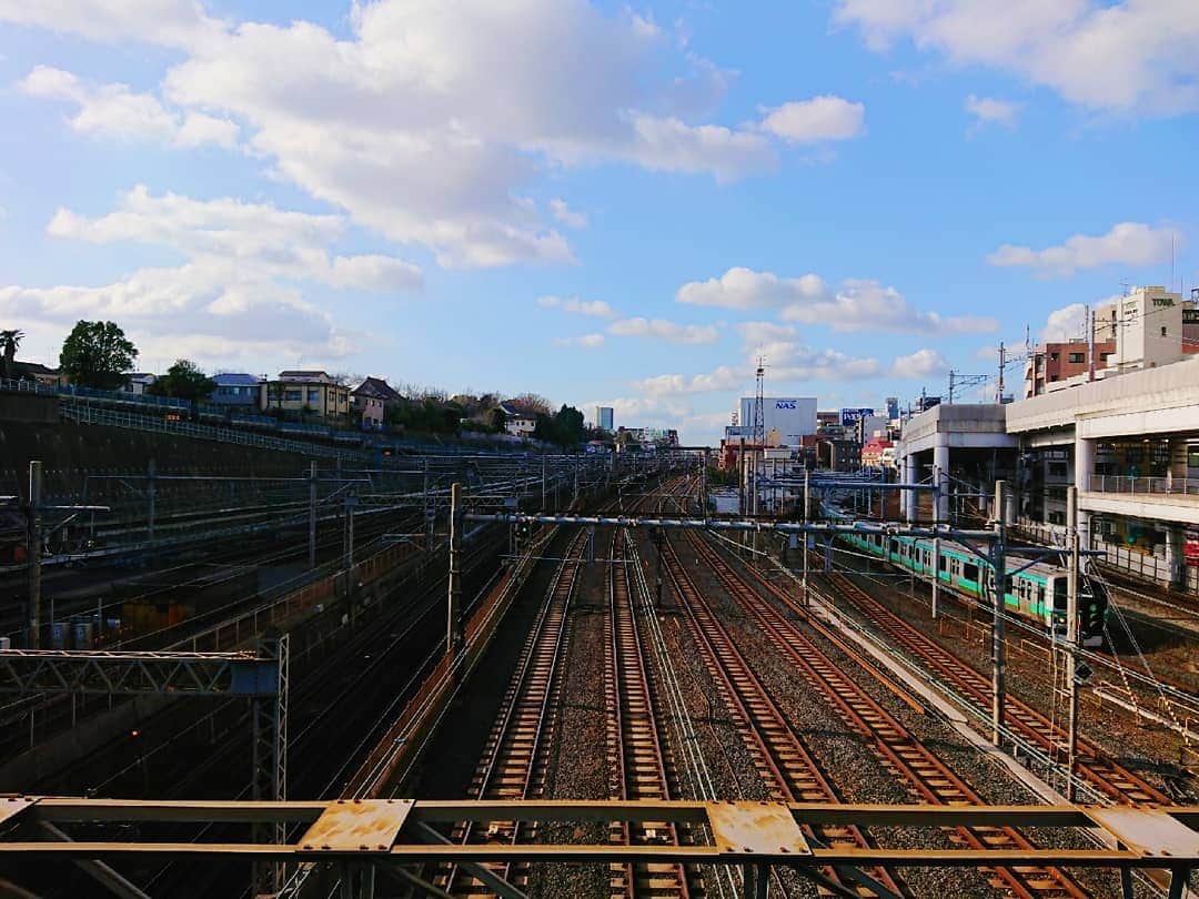 のインスタグラム：「3.9 🚃 #日暮里 #風景 #風景写真 #線路 #japan #landscape #sunny #sky」