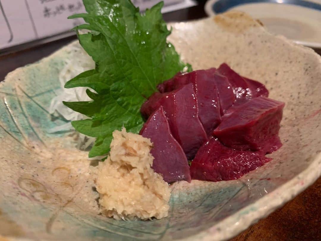 大沢文也のインスタグラム：「ここは美味しい！隠れた名店です。 何処かは教えませーん🤪  #居酒屋 #レバ刺し #焼き鳥 #焼鳥 #おひたし #つまみ #隠れた名店 #美味しい #グルメ」