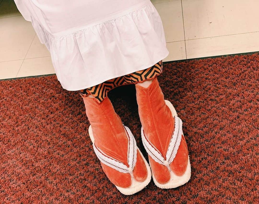 結城モエさんのインスタグラム写真 - (結城モエInstagram)「最近の私の足元👣 衣装部さんが用意して下さった、可愛いレースのついた草履👘 そして、珍しい赤い足袋。 一体なんの撮影か...お楽しみに☺︎♡ .  #nhk」3月11日 18時09分 - moe_yuki_