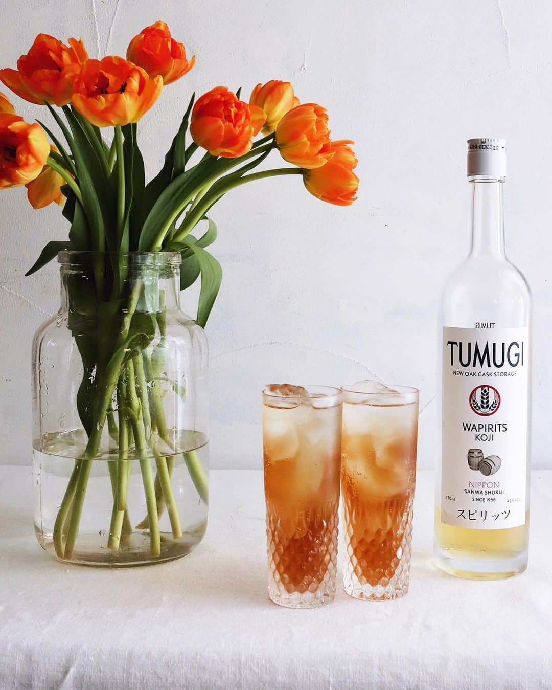 樋口正樹さんのインスタグラム写真 - (樋口正樹Instagram)「Tumugi & Ginger Ale . 今日はとても暖かく 良い日和でしたので、 花を束で買って来て、 爽やかな一杯を頂く。 . 巷はコロナの影響で いろいろ大変ですが、 花も大変らしいので、 ちょっと多めに購入。 . TUMUGI N.O.C.S.に 辛口ウィルキンソン、 簡単でお勧めの一杯！ 👉 @wapirits.tumugi . . . #花を飾ろう #花を飾る #花を飾る生活 #TUMUGI #wapiritsTUMUGI #wapirits #Kojisour #花見酒 #お花見 #ジンジャーエール #ウィルキンソン #WILKINSON #麹 #三和酒類 #ミクソロジー #スピリッツ #和ピリッツ #カクテル #大分県 #宇佐 #Mixologyart #madeinjapan #mixology #cocktail #mixologyst #madeincocktails #craftcocktails」3月11日 18時14分 - higuccini