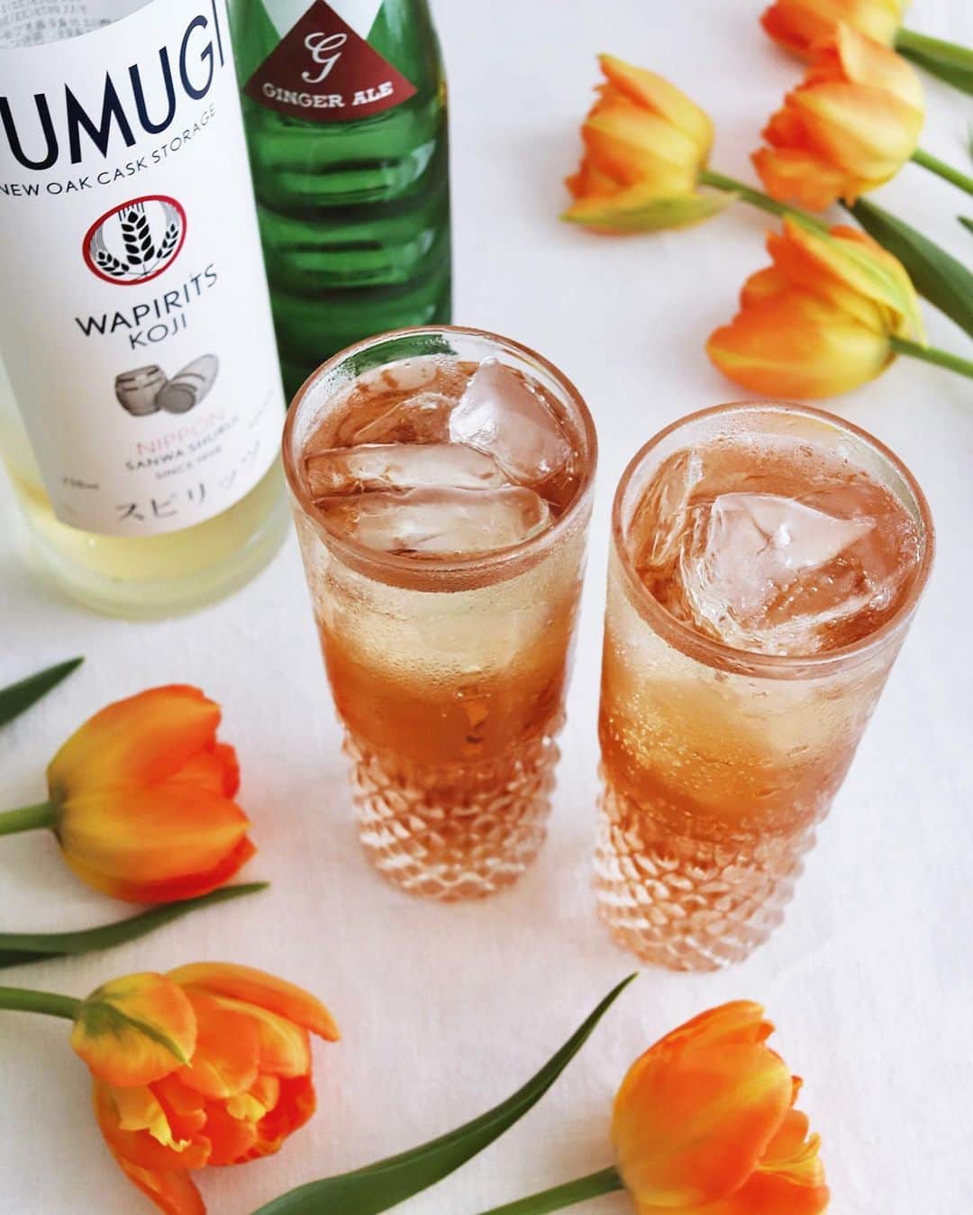 樋口正樹さんのインスタグラム写真 - (樋口正樹Instagram)「Tumugi & Ginger Ale . 今日はとても暖かく 良い日和でしたので、 花を束で買って来て、 爽やかな一杯を頂く。 . 巷はコロナの影響で いろいろ大変ですが、 花も大変らしいので、 ちょっと多めに購入。 . TUMUGI N.O.C.S.に 辛口ウィルキンソン、 簡単でお勧めの一杯！ 👉 @wapirits.tumugi . . . #花を飾ろう #花を飾る #花を飾る生活 #TUMUGI #wapiritsTUMUGI #wapirits #Kojisour #花見酒 #お花見 #ジンジャーエール #ウィルキンソン #WILKINSON #麹 #三和酒類 #ミクソロジー #スピリッツ #和ピリッツ #カクテル #大分県 #宇佐 #Mixologyart #madeinjapan #mixology #cocktail #mixologyst #madeincocktails #craftcocktails」3月11日 18時14分 - higuccini