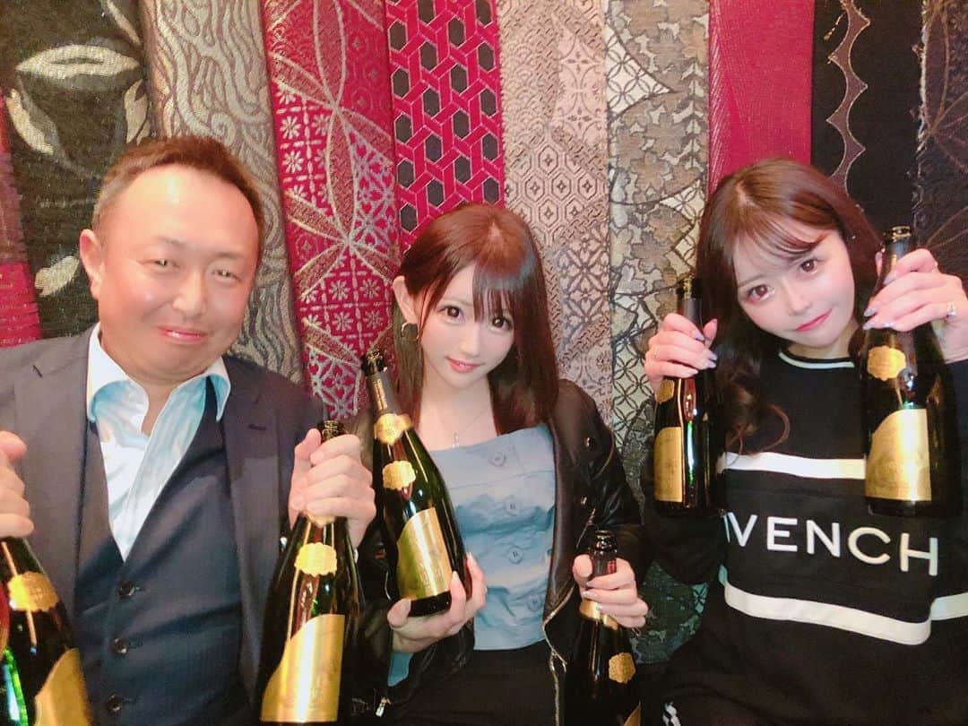 如月奈々のインスタグラム：「あみちゃんと大塚さん👼 いっぱいsoumei飲んだ😊❤️ありがとうございます(*´-`)♡楽しいメンバー！. . . #ヴェルージュ #キャバ嬢 #キャバクラ #soumei #ソウメイジャパン #シャンパン #仲良し #あみちゃん #可愛い #歌舞伎町」