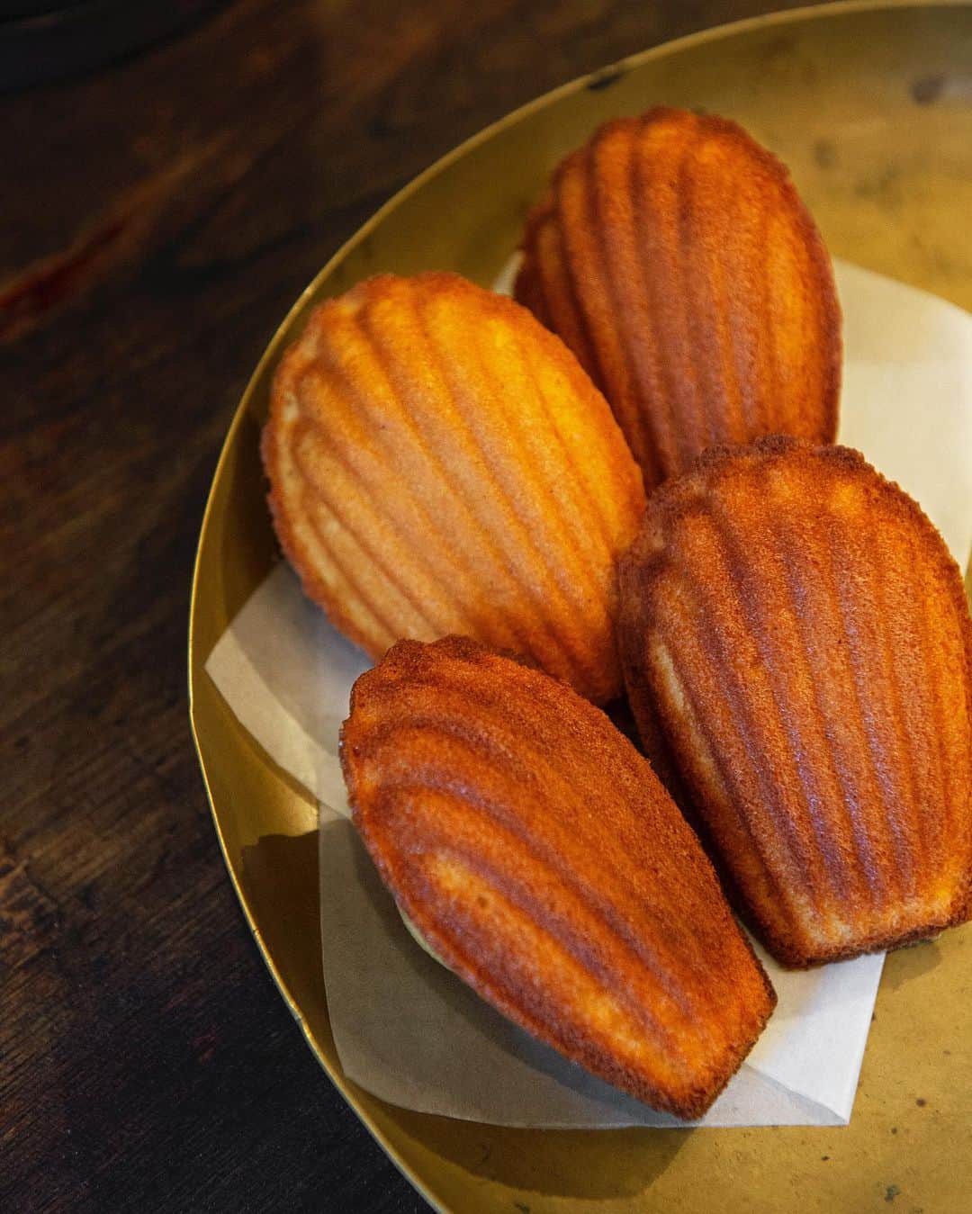 Hanako公式さんのインスタグラム写真 - (Hanako公式Instagram)「パン屋さんの気になる甘いもの🥖﻿ ﻿ 📌〈 BONNET D’ANE 〉のマドレーヌ﻿ 店主が焼くパンや焼き菓子は、どれも修業を積んだフランスで愛される味。毎日15種類ほど店頭に並び、店内は一日中幸せな甘い香りに包まれています。なかでも「一番良い状態で食べてほしいから作り置きはしない」というマドレーヌは必食🐚フランス産の小麦粉を使って、お菓子屋さんにはない石窯で焼き上げます。風味が豊かで口どけが良く、しっかりとした食感なのが特徴。﻿ ﻿ 【Hanako_進化する日本のパン特集】﻿ #Hanako #Hanako_magazine #パン屋さん巡り #パン好き #パン部 #惣菜パン #食パン #パンのおとも #パン飲み #マドレーヌ #ベーカリー #パンのある暮らし #パン好きな人と繋がりたい #bonnetdane #photoby_junnakagawa」3月11日 18時29分 - hanako_magazine