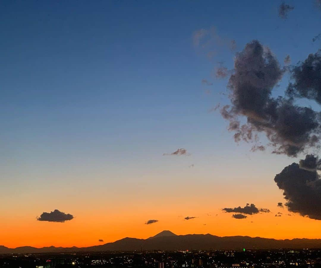 くろさんのインスタグラム写真 - (くろInstagram)「マジックアワーの富士山🗻 #mtfuji #富士山 #夕焼け富士山 #マジックアワー #マジックアワーの空 #マジックアワー富士山 #夕焼け空 #夕焼けの空 #夕焼けが好き #夕焼けlove #夕焼けグラデーション #グラデーションの空  #iPhoneXsで撮影 #MYTOKYOIS #TokyoTokyo」3月11日 18時22分 - m6bmw