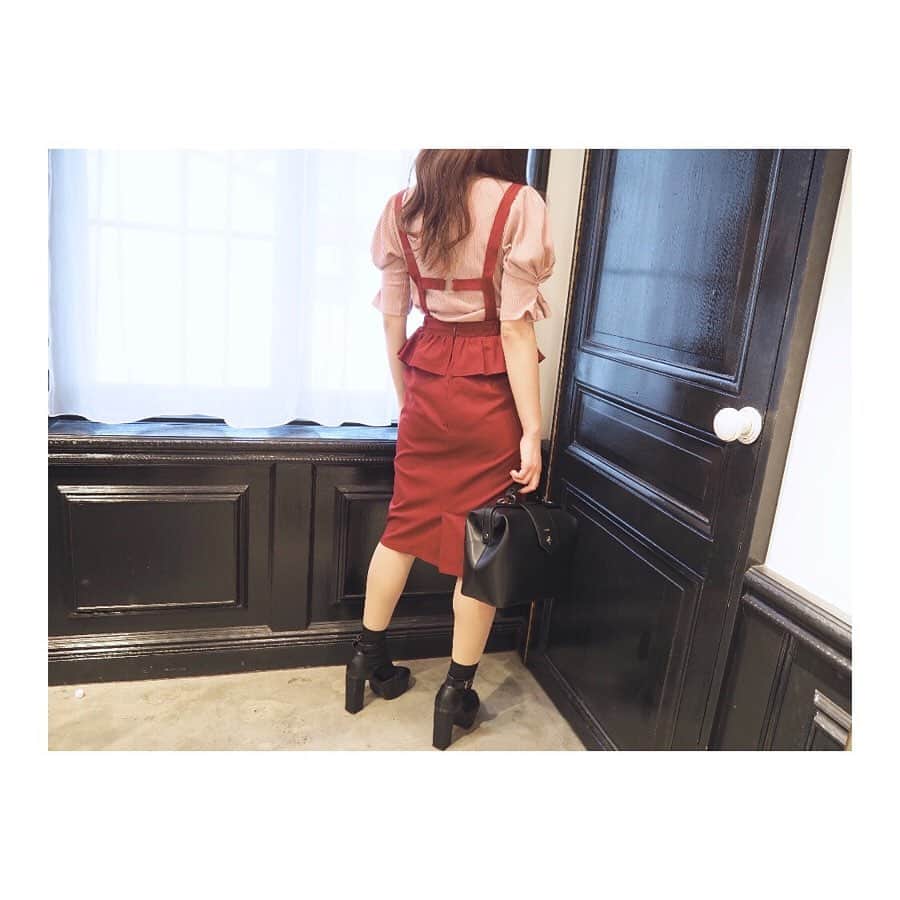 EATMEさんのインスタグラム写真 - (EATMEInstagram)「3.11 update... #EATME #MARCH #NEW #ITEM #🌹 ジャンスカ、ネックレス、、パンプス➡︎発売中 トップス➡︎3.13発売予定 バッグ➡︎3月再入荷予定 ソックス➡︎参考商品 . TOP画面のURLからEATME WEB  STOREをCHECK💁🏻‍♀️ @eatme_japan . ボリュームスリーブデコルテリブトップ（ #TOP ） ¥7,200（＋tax） COLOR🎨:PNK.BEG.BLK SIZE📐:FREE . リングショルダージャンスカ（ #JUMPERSKIRT ） ¥11,800（＋tax） COLOR🎨:RED.BEG.BLK SIZE📐:S.M . ROSEネックレス（ #NECKLACE ） ¥2,500（+tax）  COLOR🎨:SLV . フェイクレザードクターバッグ（ #BAG ） ¥12,700（＋tax） COLOR🎨:BLK.RED.PNK . Vカットレースアップパンプス（ #PUMPS ） ¥13,000（+tax） COLOR🎨:BLK.RED.PNK SIZE📐:S（22.5cm) M（23.5cm）、L（24.5cm） . #EATME_COORDINATE #eatmejapan #イートミー」3月11日 18時22分 - eatme_japan