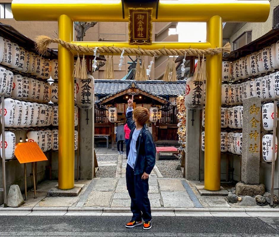 品川翔のインスタグラム：「• • • NUYと神社巡りしてした😊 行ってきた神社は「御金神社」 金箔の御朱印もゲットしました🙏 • • • • • • • 履いているスニーカーは 自分への誕生日プレゼントで買った 「AIR JORDAN 1 MID」です！ この形が1番好きなので同じ種類で色違いの物を たくさん集めてます！！ • • • • • • • • • • • • • • • • • • •  #instagood#actor#俳優 #hair#style#l4l #followme #fashion #KYOTOSAMURAIBOYS #KSB#model  #ootd #instafashion #aj1#airjordan #airjordan1 #aj#kicks#kickslife #sneaker」