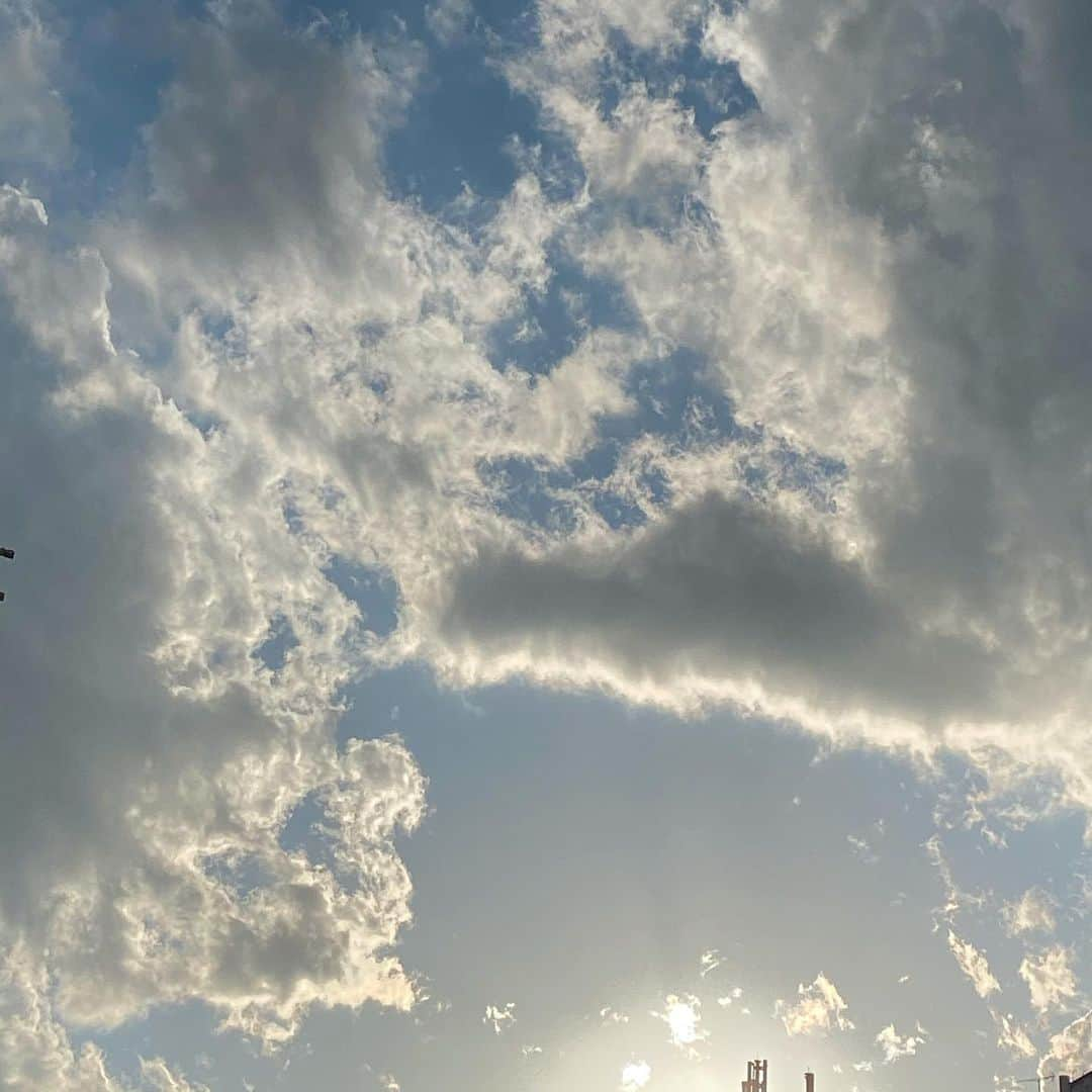 安藤サクラさんのインスタグラム写真 - (安藤サクラInstagram)「3.11 2020  今日の空。 東京はすごく良い天気でした。今日はたくさん友達にばったり会えてひたすら井戸端会議して、あたたかい一日でした。15時過ぎからお天気雨。ぽつりぽつりとこないだまでとは違うちょっとぬるい雨に、いつの間に春になってたんだ！？と、傘持ってないけど心地よい。向こうの方だけ晴れてきらきらしてるからこちらの交差点の喧騒がはっきりと見えたり。最近撮影で籠ってたり脳味噌がかたまっちゃってたのですが、今日はのんびりとおもいをめぐらせることが出来ました。午後耳鼻科に行ったら鼻の穴から細い棒が脳みそえぐられるくらいブッ刺さってきたから尚更スッキリ思考できたのかもしれません。3.11だけは日記を書くことにしています。思いもよらないことに毎年ぶちあたるけどぶちあたるほどにやわらかく。コロコロと進んでいこうとおもいます。 なんだかはずかしいからあえて改行せず読みにくくすみません載せといてアレですがぜひじっくり読まず一気読みで。」3月11日 18時38分 - sakuraando