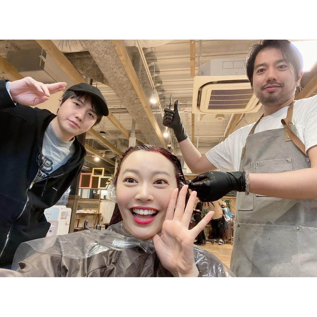 松本圭世さんのインスタグラム写真 - (松本圭世Instagram)「. 髪の毛綺麗にしてもらってきたよ〜😋♡﻿ ﻿ little×salt（ @littlexsalt ） はしもっさん（ @hashimoto_kazumasa ） にいつもお世話になっておりやす✂️✨﻿ ﻿ テーマはスプリングビューティー🌸笑﻿ ﻿ あれ？﻿ オーナー、ガラクタポーズしてるw（3枚目）﻿ ﻿ #女子アナ #フリーアナウンサー　#アナウンサー　#グラビア　#美容院　#littlesalt #ヘアカット　#美容　#instagood #followme」3月11日 18時35分 - matsukayo0806