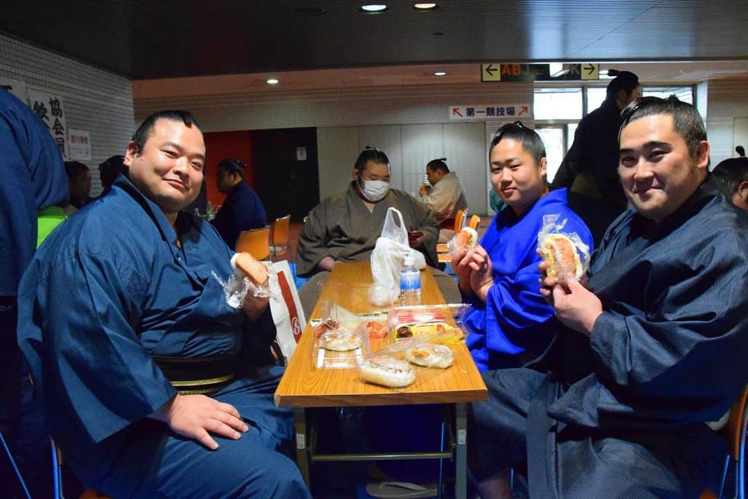 日本相撲協会さんのインスタグラム写真 - (日本相撲協会Instagram)「力士の手作り弁当🍴  今場所は外出できないため、館内の食事スペースで飲食しています。  本日の陸奥部屋のお弁当。写真左の鋼が手作りしました。 鋼、大村、大日堂。  @sumokyokai ﻿ #sumo﻿  #相撲 ﻿ #力士﻿ #お相撲さん﻿ #大相撲 ﻿ #大阪場所 ﻿ #三月場所 #春場所 #エディオンアリーナ大阪 #大阪府立体育館 #なんば #伝統文化  #３月 #お弁当 #弁当 #ランチ #手作り弁当 #スパムおにぎり #おいしそう」3月11日 18時47分 - sumokyokai