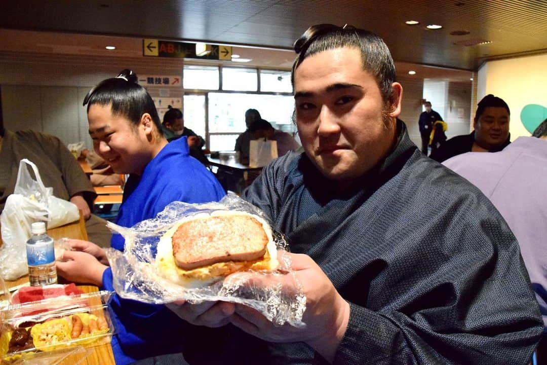 日本相撲協会さんのインスタグラム写真 - (日本相撲協会Instagram)「力士の手作り弁当🍴  今場所は外出できないため、館内の食事スペースで飲食しています。  本日の陸奥部屋のお弁当。写真左の鋼が手作りしました。 鋼、大村、大日堂。  @sumokyokai ﻿ #sumo﻿  #相撲 ﻿ #力士﻿ #お相撲さん﻿ #大相撲 ﻿ #大阪場所 ﻿ #三月場所 #春場所 #エディオンアリーナ大阪 #大阪府立体育館 #なんば #伝統文化  #３月 #お弁当 #弁当 #ランチ #手作り弁当 #スパムおにぎり #おいしそう」3月11日 18時47分 - sumokyokai