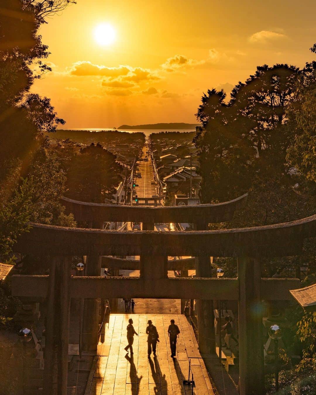詩歩さんのインスタグラム写真 - (詩歩Instagram)「🌇﻿ ﻿ The magical “Road of light” you can see at Miyajidake Shrine in Fukuoka. At straight road in front of the shrine, the sunset falls just onto this road only twice a year in February and October, then the “Road of light” shows up. You can see a beautiful scenery of the “Road of light” from the shrine.﻿ ﻿ ﻿ 「夕暮れの宮地嶽神社」﻿ ﻿ 1年に2回だけあらわれる、夕日が参道をオレンジ色に照らす「光の道」。﻿ ﻿ ﻿ 2月と10月の限られた日にだけ見られる、夕日が神社の参道を「光の道」のように照らす光景がとっても神々しい✨﻿ ﻿ 仕事で博多に前乗りした日が、たまたまこの「1年に2回」のタイミングだったので急遽訪れてみることに。﻿ ﻿ 人気スポットなので写真を撮るのは一苦労。﻿ ﻿ 夕陽なので逆光で、三脚が使えない条件の中だったけど、白飛びせず、目で見たままのコントラストや色味を捉えることができました。﻿ ﻿ 📷﻿ ﻿ そんな普段から使っているカメラ「α7Ⅱ」のWEBサイトに掲載されています。﻿ ﻿ ▼ソニーα Universe スペシャルコンテンツ 「NEW generation」﻿ www.sony.jp/ichigan/a-universe/special_newgen/28.html﻿ ﻿ ﻿ 私がなぜ旅のお供に「α7Ⅱ」を買ったのかをお話しています。﻿ ﻿ ぜひみてね☺﻿ ﻿ ﻿ ﻿ 🗓Oct 2018﻿ 📍宮地嶽神社／福岡県﻿ 📍Miyajidake Shrine／Fukuoka Japan﻿ ﻿ #ソニー #フルサイズミラーレス #α7ii #newgeneration #sony #alpha #sonyalpha #alphauniverse #撮影 #camera #pr﻿ ﻿ ﻿ ©︎Shiho/詩歩」3月11日 18時50分 - shiho_zekkei