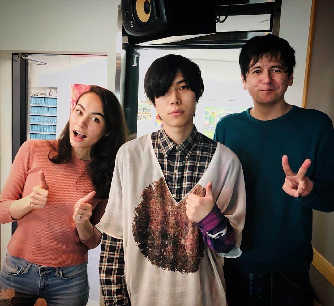 のインスタグラム：「#PELICANFANCLUB エンドウアンリさん🦋﻿ ﻿ 彼の強い音楽愛が﻿ そのまま自身の曲へと、、。﻿ 心踊るような仕掛けがある﻿ 新曲 #Amuletsong のMVも要チェックです！﻿ ﻿ ライブに行けないこんな時こそ、﻿ たくさん曲を聴いてほしいなと思います。 ﻿ ﻿ #ジョージとシャウラ　#interfm897」