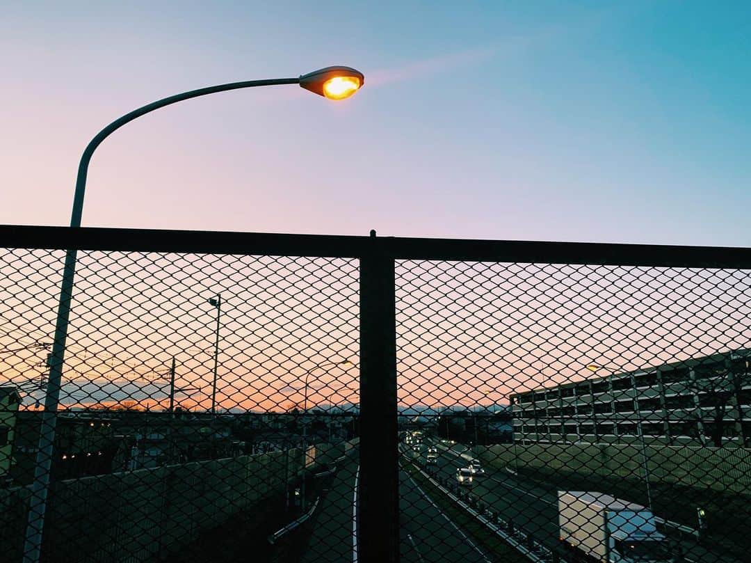 マイコ さんのインスタグラム写真 - (マイコ Instagram)「* 見える景色が愛おしい。 終わりゆく日を思う時、 未だ見ぬ明日を描く時、 どちらもわたしである事は 変わりなく。 ここに在る。」3月11日 19時04分 - maicorori