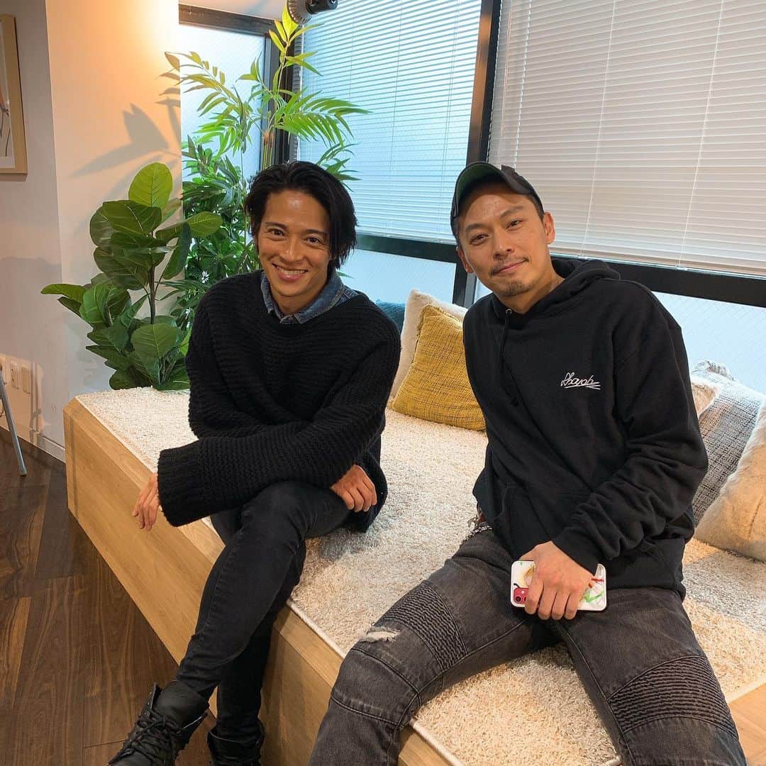 のインスタグラム：「ばんちゃん　@takumimoriyabando が打ち合わせでオフィス来てくれたー。楽しみだなぁ☺️ にしても、おれ色黒くなった？？外に全然出てないのに、マックスキャッホー感出てる、、 #art #interior #アート　#インテリア　#家具　#家具サブスク　#サブスクリプション」