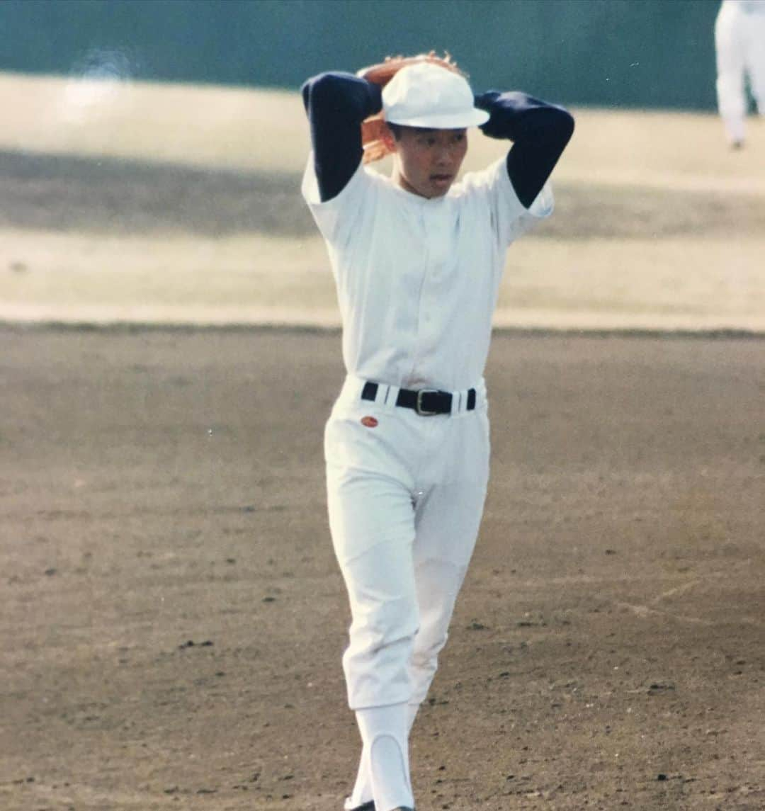 そうすけのインスタグラム：「第92回選抜高校野球大会が中止  28年前の64回大会で優勝という素晴らしい経験をさせてもらった  あの時の経験はその先の人生で大きな影響を与えてくれている アルプススタンドから応援だったけど…  だからこそ、出場予定だった高校球児が可哀想すぎる  厳しい冬の練習を乗り越えて、どれくらいのレベルまで上がったのか試せる大会でもある  夢がプロ野球選手という生徒には絶好のアピールの場でもある甲子園  誰が悪いわけでもない  コロナめ！！ #高校野球 #選抜高校野球 #春のセンバツ #甲子園 #大会中止 #高校球児 #帝京高校 #野球部 #顔におでき #帝京魂 #無観客試合にもならなかった #この思いを夏へぶつけて欲しい #初出場の学校の思いは #40歳でプロ野球選手 #愛媛マンダリンパイレーツ #サブロクそうすけ」