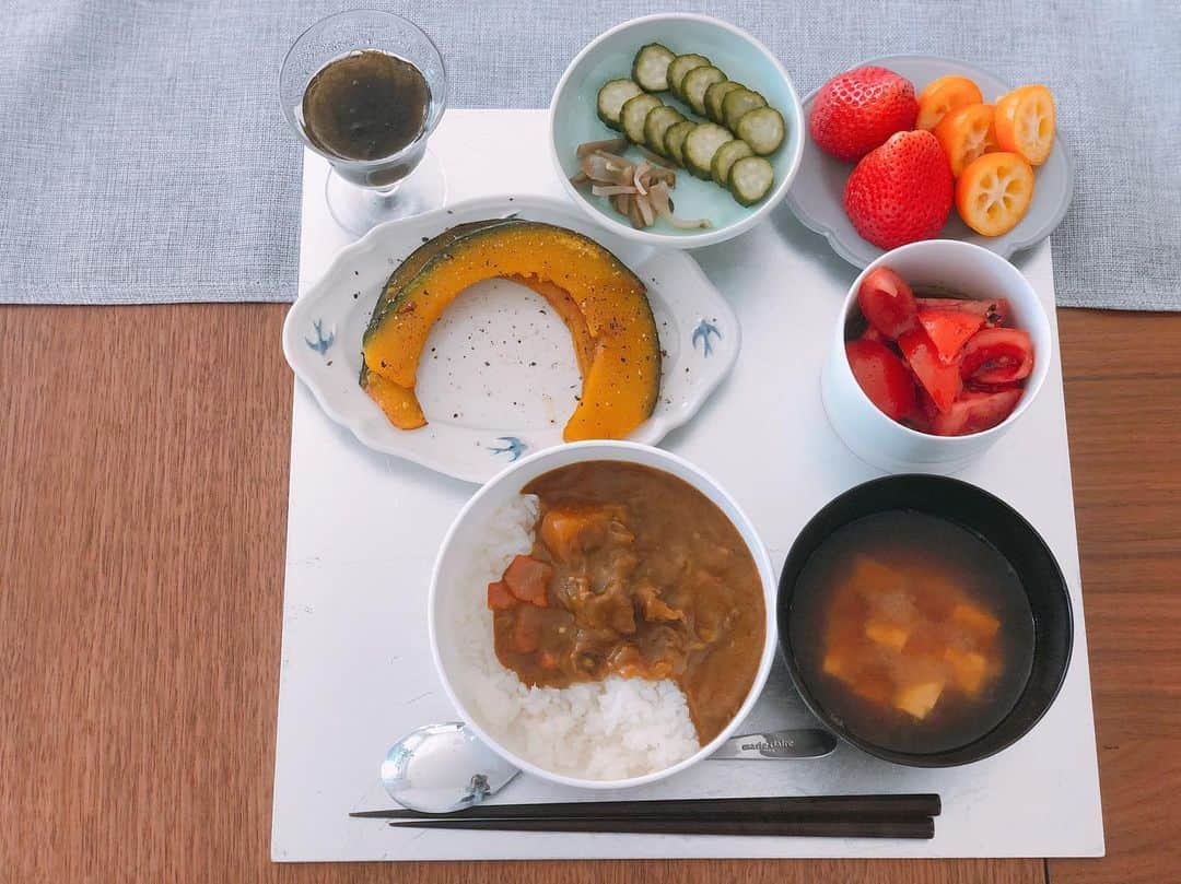 英玲奈さんのインスタグラム写真 - (英玲奈Instagram)「#今日の朝ご飯 #夫の朝ご飯 何がいいか聞いたら昨夜のカレーを食べたいとのことでしたので、 プラスでちょっとしたおかずを。  #カレー #豆腐の味噌汁 #カボチャソテー #トマトサラダ #自家製糠漬け #糸もずく #苺と金柑 #ていねいな暮らし #季節を感じる暮らし#からだにいいこと #からだにやさしいごはん #おうちごはん#夫の健康守りたい#10年後の健康の為に#無添加#無化調#オーガニック#低gi #美腸活#趣味生活#erenakitchen」3月11日 18時58分 - erena_erenyan