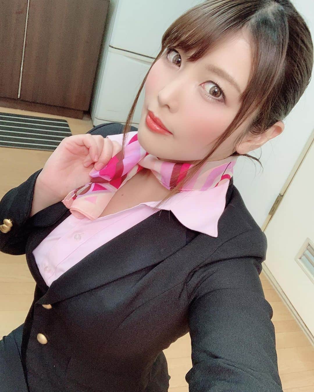 新村あかりのインスタグラム：「V&Rさんで撮影です！CA役初めて💕  #cabinattendant」