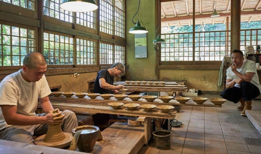 中田英寿のインスタグラム：「Taking a deep look at “Ryutagama”, one of the stoves that represents Karatsu in name and in reality 名実ともに唐津を代表する窯のひとつ「隆太窯」を見つめながら。  #ryutagama #saga #japaneseculture #japantrip #japanesetradition #nihonmono #hidetoshinakata #佐賀 #中田英寿 #隆太窯 #唐津焼」