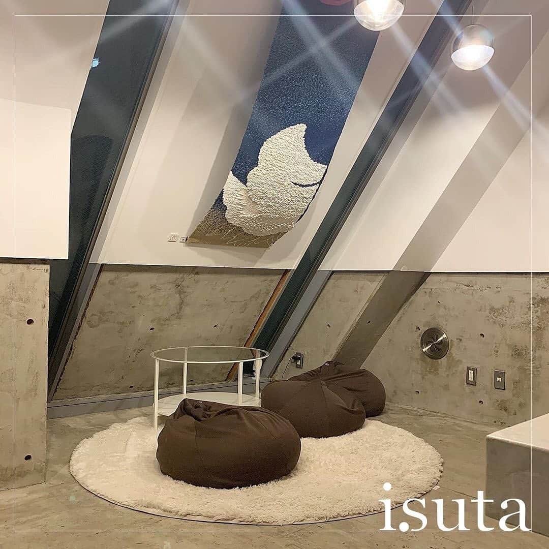 isutaさんのインスタグラム写真 - (isutaInstagram)「１日２組限定！﻿？ 麻布十番にある“泊まれるギャラリー”がおしゃれすぎます♡ ﻿ ﻿ 「NIBUNNO（ニブンノ）」は、東京タワーにほど近い場所にある複合施設。﻿ 客室そのものがギャラリーになっているので、その時々のアーティスト作品が個展という形で展示されます。﻿ ﻿ ﻿ 客室はインテリアは白で統一されていて、清潔感があり明るい雰囲気。シンプルだからこそアートが映えますね♩﻿ ﻿ ﻿ 宿泊ゲストだけが利用できるラウンジでは、さまざまな作品を見ながらゆったりと、食事やおしゃべりを楽しめます。﻿ ﻿ ちょっとしたパーティを開催するのもおすすめ。﻿ 窓からは東京タワーを間近に見ることもできます！﻿ ﻿ ﻿ 10月には"解体"されて無くなってしまうので、気になるかは解体前にぜひ足を運んでみてください♡﻿ ﻿ ﻿ ﻿ ［NIBUNNO（ニブンノ）］﻿ 住所：〒106-0044 東京都港区東麻布1-8-2﻿ 最寄駅：都営大江戸線赤羽橋駅（徒歩5分）﻿ 電話番号：03-6823-2496﻿ ﻿ ﻿ ﻿ Photo by﻿ ＠_urababy﻿ ＠aya7a_k﻿ ＠utsugyoza﻿ ﻿ ﻿ ﻿ #isuta #イスタ #isuta_trip﻿ #東京ホテル #東京旅行 #東京観光 ﻿ #nibunno #ニブンノ #麻布十番﻿ #ホテル泊 #おしゃれホテル #ホテル好き ﻿ #ホテル巡り #旅好きな人と繋がりたい﻿ #アートギャラリー #アート #ギャラリー﻿ #お洒落な人と繋がりたい #関東旅行」3月11日 19時05分 - isuta_jp