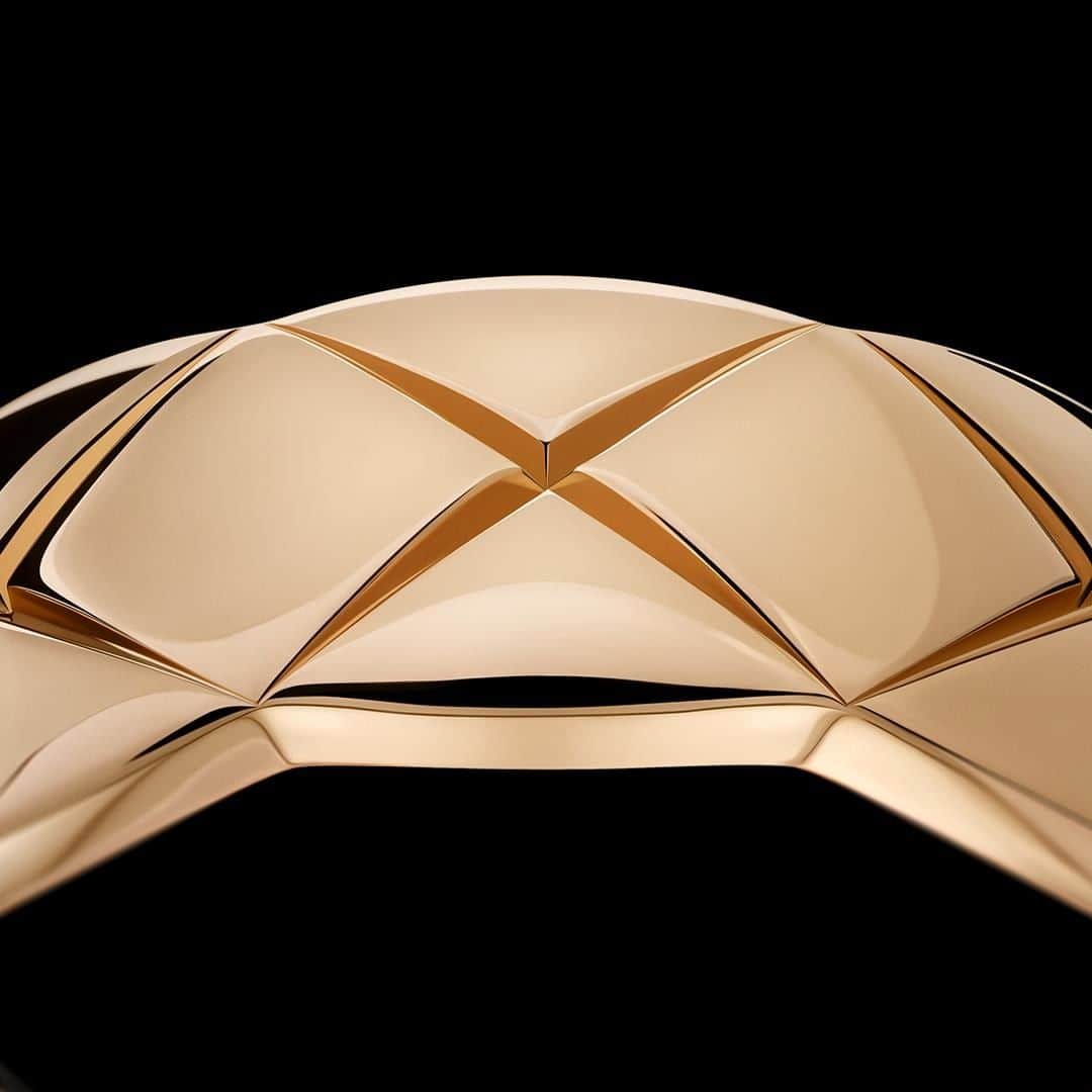 シャネルさんのインスタグラム写真 - (シャネルInstagram)「AN IDEA TAKES SHAPE A succession of arcs, or gadroons, defines the contours of COCO CRUSH jewelry. A collection with curves that recall the volume of rings worn by Gabrielle Chanel. #COCOCRUSH #CHANELFineJewelry Discover More – Link in bio」3月11日 19時00分 - chanelofficial