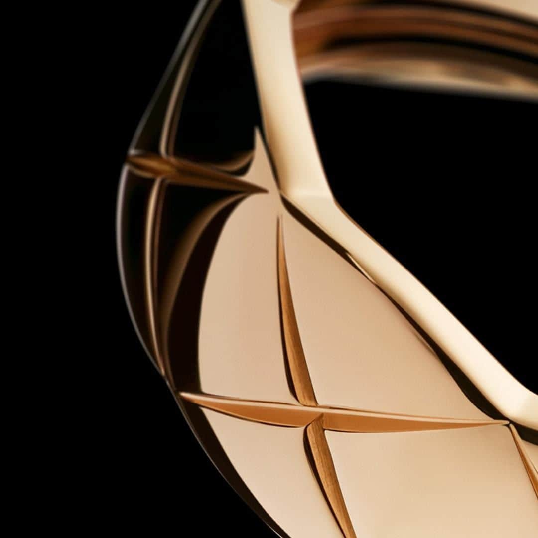 シャネルさんのインスタグラム写真 - (シャネルInstagram)「AN IDEA TAKES SHAPE A succession of arcs, or gadroons, defines the contours of COCO CRUSH jewelry. A collection with curves that recall the volume of rings worn by Gabrielle Chanel. #COCOCRUSH #CHANELFineJewelry Discover More – Link in bio」3月11日 19時00分 - chanelofficial