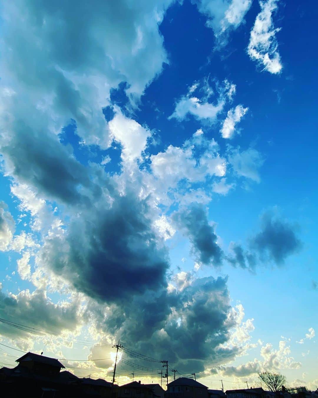 野本かりあのインスタグラム：「東日本大震災から、９年。 私事で言えば、色々とあった。 けれど、9年前のこの日にあった事は 未だに色褪せず、あの日やその後の事柄など 今も心の中に生きている。 細かい事はあえて書かないけれど、まだ終わってはいない。 今はウィルスで世の中がまた、大変な事になっているけれど、同じ事を思う。 危機感は持つべきだけれど、不安を抱え込み過ぎないように。 不安は人をおかしくさせると、私は思う。 とにかく、生かされてるならば 生きるという方向をちゃんと見据えて、色々モノに自分を崩される事なく、しっかりと前を向いていかなければなと、自分に言い聞かせているところ。  今日は3週間ぶりにテニスに行った。 心の換気も大切だなと思った。 #311」