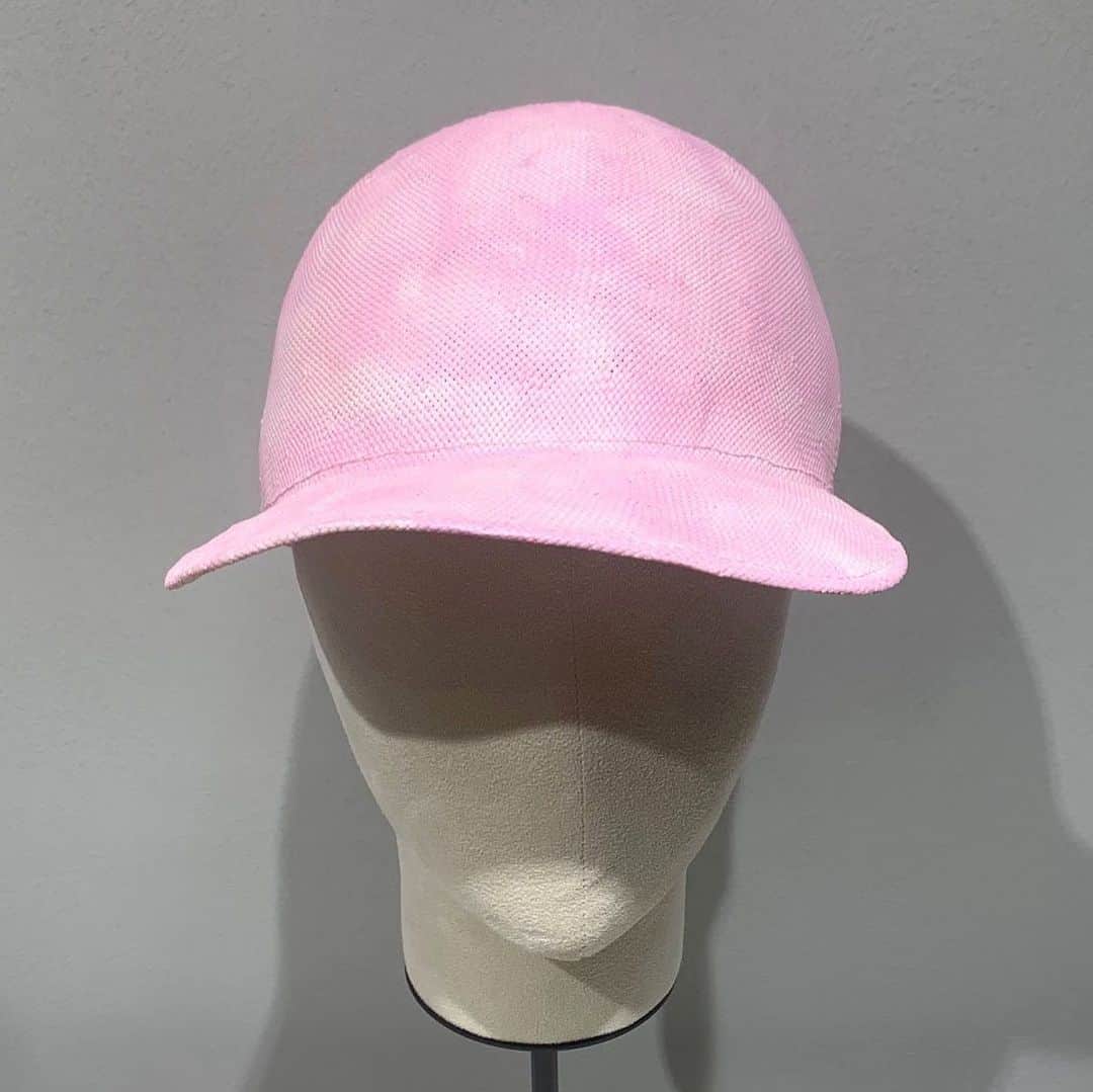 SPURさんのインスタグラム写真 - (SPURInstagram)「ピンクのタイダイ柄がスタイリングのアクセントになるベースボールキャップ。そして驚くべきはその素材。なんと紙でできているんです！　とっても軽くてかぶり心地も🙆‍Muhlbauerより￥26,000です。（編集U）  #Muhlbauer #ベースボールキャップ #帽子 #SPUR #fashion #mode #follow #newin #2020」3月11日 19時21分 - spurmagazine