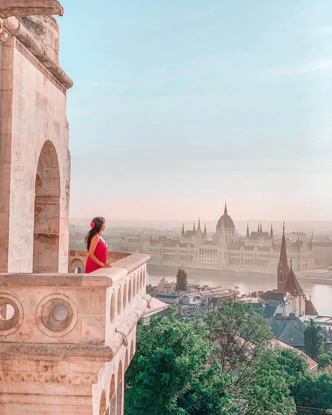pomeloのインスタグラム：「Pomelo Cover | Castle in the Sky from @litttlebrunette She has a rather incisive angle when shooting, as well as what she put into his lens.  If you want to get featured, please follow us and share your photography with #pomelocam and #pomelocover  #pomelocamera #pomeloapp #CastleRock	#skylines #spamforspam #colorado #tourismirelan #abroadadventures	#adventures	#journeysofgirls #girlstoptravel #girlswhotravel」