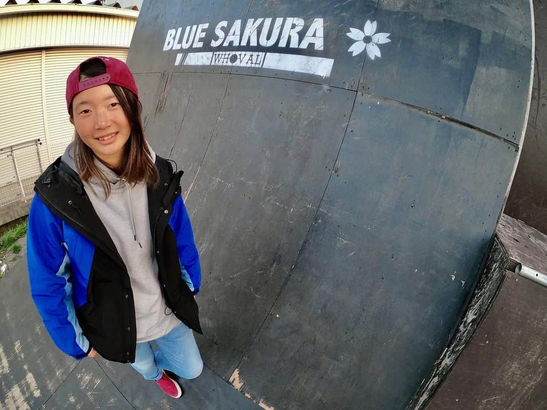 大池水杜のインスタグラム：「New one blue jacket from @bluesakura_official  あまり普段は着ない青をチョイス！青も案外しっくりきてよかった💙　ありがとうございます！ @visavis_jp #タウン情報おかやま #ライト電業 #bluesakura #slopeshot #bmx #bmxgirl #bmxfreestyle #bmxwomen #ブルーサクラ」