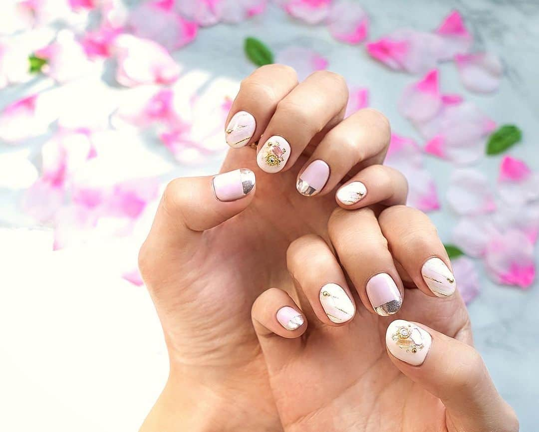 高橋晴香さんのインスタグラム写真 - (高橋晴香Instagram)「@nailmix_and_es にてネイルチェンジ💅💗 .  春も間近なので桜餅をイメージしてピンクとグリーンを混ぜてマーブルネイルに🌸 .  ミラーフレンチと金箔とピンクのシェルもいれたよ✨ .  手元が一気に春めいた💐❤️ .  #ネイル #nail  #ネイルチェンジ  #nailmix #ハンドネイル　#handnail #nailchange #ネイルミックス　#金箔ネイル　#ミラーフレンチ　#春ネイル　#マーブルネイル」3月11日 19時18分 - haruka_takahashi0127