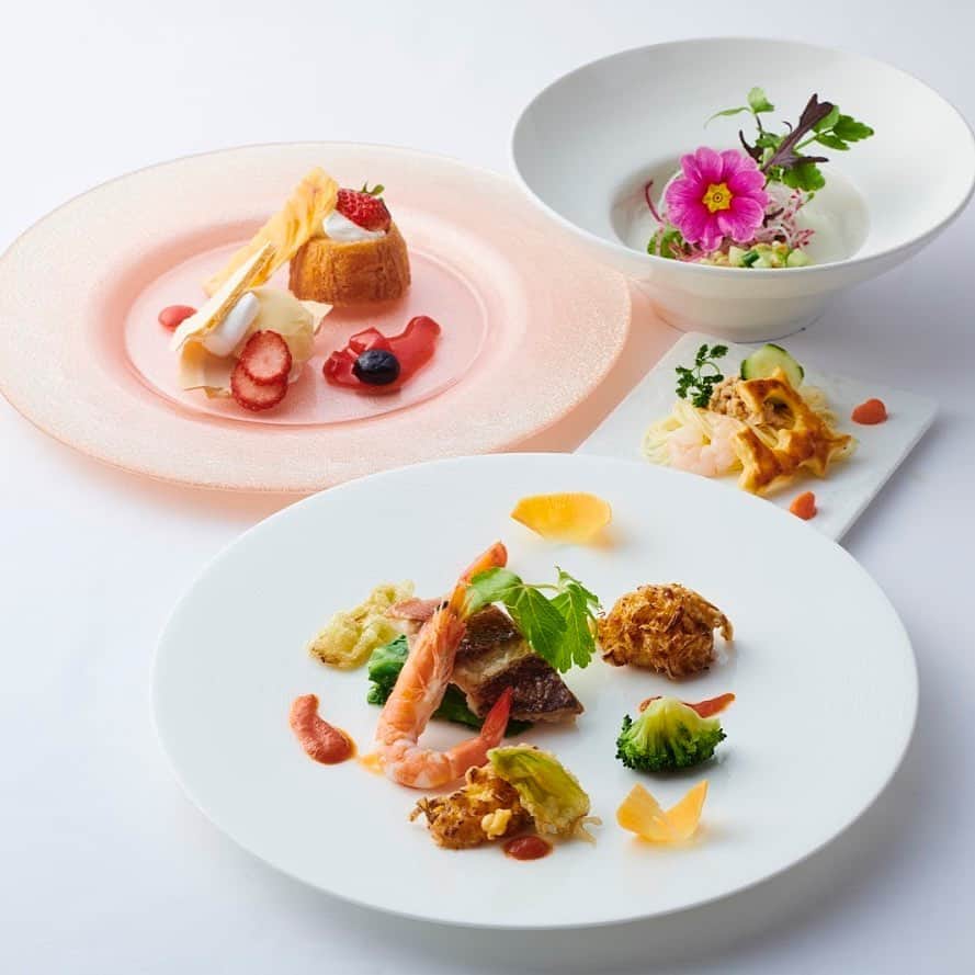 横浜ロイヤルパークホテルのインスタグラム：「今年もロイヤルパークホテルズ 4ホテル合同企画“東北味紀行”をB1F レストラン&バンケット「フローラ」にて開催中。  随所に散りばめた東北の味🗾をお楽しみください！  東北味紀行の売上（3/1～3/31）の3％を東日本大震災被災児童のために寄付いたします。  #横浜ロイヤルパークホテル #yokohamaroyalparkhotel #横浜 #yokohama #フローラ #ホテルランチ #東北 #hotellunch #hotel #郷土料理 #royalparkhoteljp」