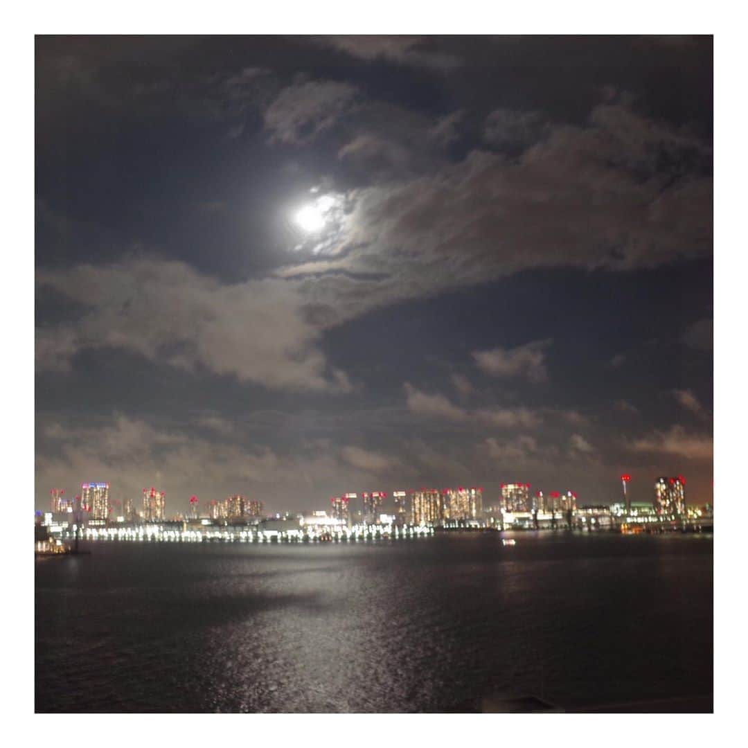 黒木晴香のインスタグラム：「3月10日Worm Moon🌕 ——————————— #310 #wormmoon #tokyo #moon #ワームムーン #スーパームーン 昨日の #満月 見た？ #とても近くに感じた なんと #無加工」