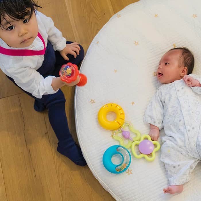 D BY DADWAY（ディーバイダッドウェイ）さんのインスタグラム写真 - (D BY DADWAY（ディーバイダッドウェイ）Instagram)「【FAMILYコンテンツ】 D BY DADWAYのHPに掲載しているFAMILYコンテンツをご紹介いたします♪ - D BY DADWAYの商品を実際にお使いいただいているご家族に、子育てに関するエピソードやライフスタイルをお話いただいています。 - File.19では、生後2か月の赤ちゃんと2歳のお姉ちゃんがいるご家族の出産時のエピソードや、素敵な新居でのイブルを使用した暮らしぶりをご紹介。お二人のお子さまの名づけエピソードも教えていただきました。 - プロフィールのURLを変更いたしました。ご一読いただければ幸いです♡ - #dbydadway#dadway#ダッドウェイ#ベビー#出産祝い#babygift#baby#イブル #イブルのある暮らし#ベビーギフト #ベビー雑貨 #ベビースペース #マイホーム #ベビースペース #キッズスペース#ベビーイブル #ベビーマット #dbyイブル#赤ちゃんのいる暮らし#ラグ #クッション #イブルクッション#星柄イブル#ibul」3月11日 19時30分 - d_by_dadway