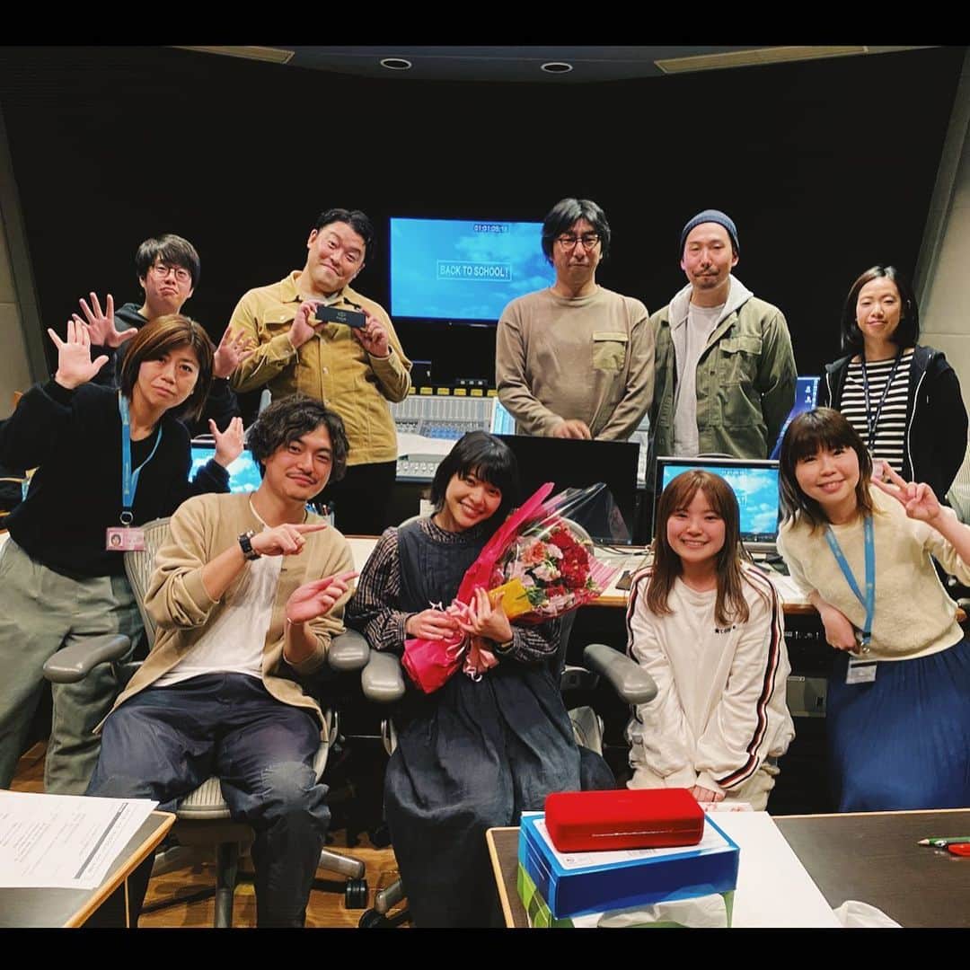 岸井ゆきののインスタグラム：「今夜22時からナレーションを担当している フジテレビ『BACK TO SCHOOL!』 最終回です✨✨！！ 初めて、毎週ナレーションを担当する番組でした。 ナレーションしながら、笑ったりグッときたり 同じ場所にはいないけど、 遠くから一緒に青春を取り戻しているような気になりました。 ずっと同じチームで、 水10になった時は一緒に喜んで、 最終回のときは寂しくていつもより長く雑談して紛らわしたりして！ 大きな花束ありがとうございました！  初めは緊張と、声だけで映像の邪魔にならないよう表現したらいいのか分からならずかたくなっていましたが ディレクター陣の和やかな雰囲気、あたたかみのある演出に助けられ、 レギュラーになってからは毎回ここに通うのが楽しみで 最終回もリラックスしながら声を入れることができました。 やー！本当にありがとうございました！たのしかった！ 素晴らしい番組なのでまたスペシャルなどで復活してほしいな！！ さあさあ、最終回の転校生は、水原希子さん！！！石垣島です！ ぜったい観てね！ それでは！また会う日まで❤️❤️ back to school!」
