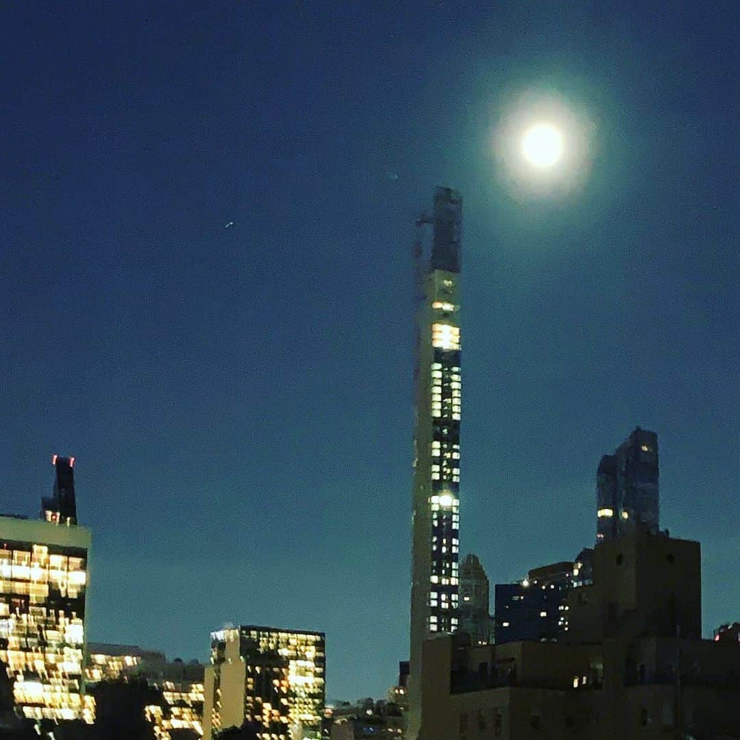 ヒュー・ジャックマンのインスタグラム：「Between the moon and New York City.」
