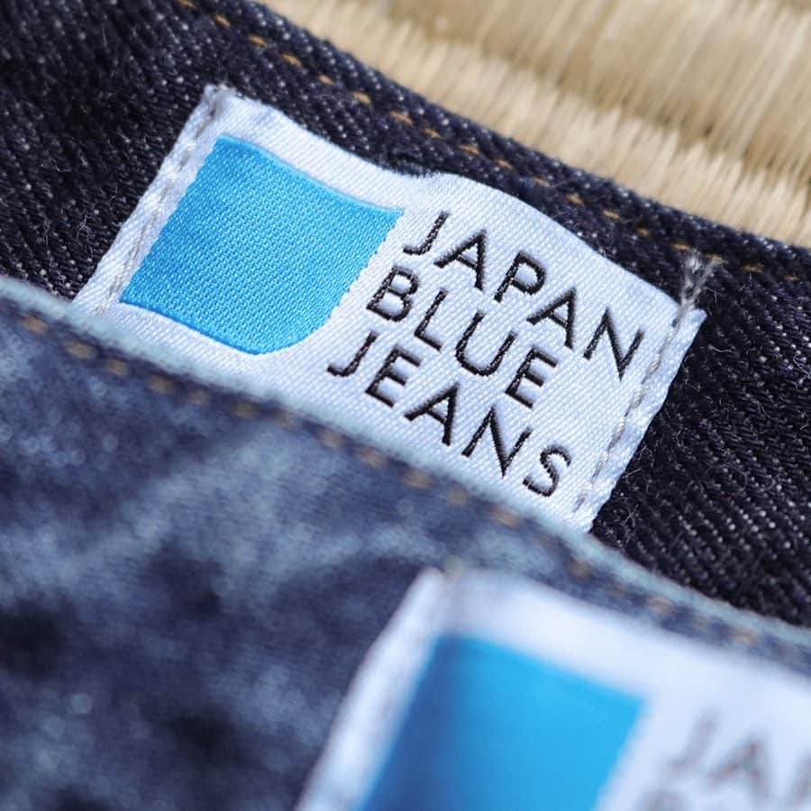 Japanblue Jeansさんのインスタグラム写真 - (Japanblue JeansInstagram)「【Ethical Products】⑤⁣ ⁣ 付属や仕様といった細部に至るまで、環境負荷の少ないものを代用しています。⁣ 革パッチの代わりに、リンゴの皮と芯の廃棄される部分を再利用。織ネームは、再生ポリエステル、ポケットスレーキにはジーンズのリサイクルコットンを使用。下げ札は石灰石を原料としたストーンペーパーで作成しています。⁣ ⁣ We pay attention at the accessory and trim as well. Reuse discarded parts of apple skin and core instead of leather patch. Woven name and pocket bag are made from recycled fabric. ⁣ A hang tag is made of a stone paper which is processed from a limestone in order to preserve forests as well as to reduce a water usage.⁣ ⁣ #japanbluejeans #jeans #denim #madeinjapan #factory #selvage #okayama #児島#ethical #ethicalproducts #sustainable #sustainablefashion #sustainability #sdgs #eco #mensfashion #japanblue #ivorycoast ⁣」3月11日 19時25分 - japanbluejeans