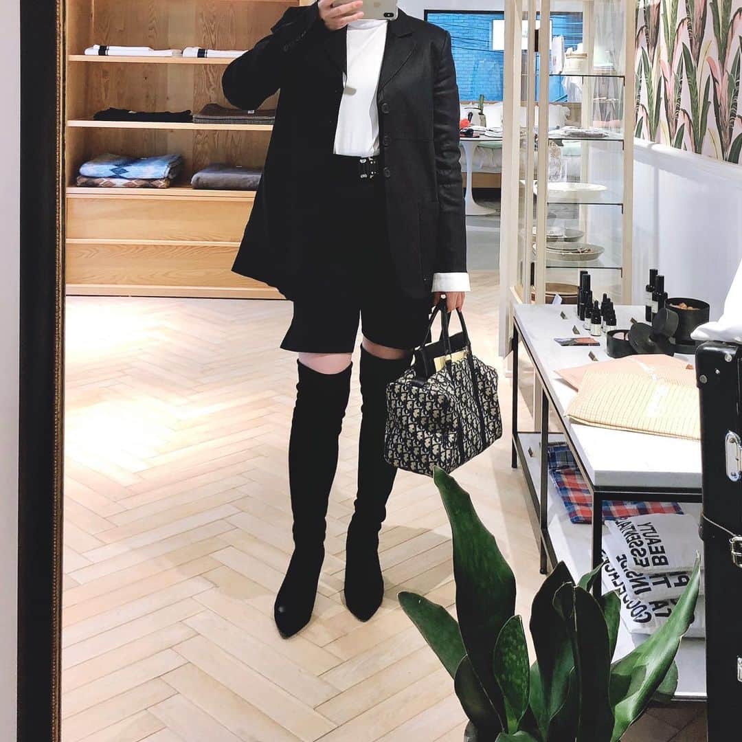 山脇道子のインスタグラム：「🌸 ロンTに薄手のジャケットで 大丈夫なんて嬉しい🙆🏼‍♀️」