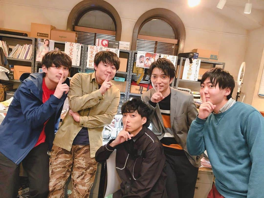 【公式】新水曜ドラマ「知らなくていいコト」のインスタグラム：「どもっ🙋‍♀️✨最終回までのカウントダウンが始まってしまいましたね😭最後が近づいていて寂しいですが、インスタでは三か月間ともにイーストで働いた、それぞれの班について書きたいと思います😀#知らなくていいコト ・ ・ 【田淵班（グラビア班）のみなさま👙】 色気ムンムンの写真に囲まれた男臭い班😂一番男子校のノリのようでした💁‍♂️尾高さんに絶大な信頼を寄せるブチさんこと田淵デスク筆頭に活気溢れるみなさん👏#粟島瑞丸 #渋谷謙人 #大谷博史 #土橋竜太 #山内智喜 ・ ・ ・ 【鮫島班（特集班）のみなさま🖋】 会議室から見える位置にデスクがあるので一番稼働率の高かったのは紛れもなく鮫島班🦈ずーっとデスクにいてくれました😭そして、どんな時も手を抜かずに声を出さずして躍動感のあるお芝居をしてくれていました👏#和田聰宏 #永野宗典 #鳥居功太郎 #水田萌木 #伊東潤 ・ ・ ・ 【内山班（web班）のみなさま💻】 こちらも入り口とテレビの近くの席ということもあり、かなりの稼働率でした🙇‍♀️入り口からの出入りのたびにリアクションをしてくれているその表情を見るのも一つの楽しみでした👏#今里真 #渡辺邦斗 #内藤聖羽 #影山徹 #河井つくし」