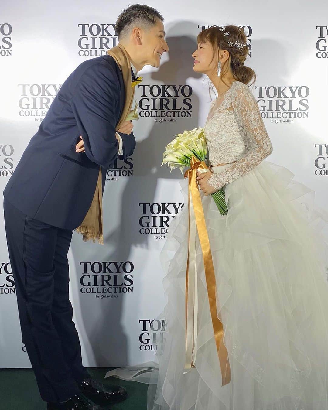 のインスタグラム：「先日のTGCは夫婦で🤵👰﻿ ﻿ 「マイナビウエディングステージ」に﻿ シークレットゲストとして出演しました！﻿ ﻿ 初めてウエディングドレス、タキシードを﻿ お披露目できて﻿ とーても素敵な経験となりました☺️🙏✨﻿ ﻿ ﻿ そして！﻿ 私たち2ショットのサイン入りチェキ＆﻿ オリジナルポーチが当たる﻿ キャンペーンが始まったらしいので﻿ 是非応募してみてください！﻿ ﻿ またJOYくんとのインタビューも﻿ 掲載されているので是非みてね♡﻿ ﻿ 締め切りは3/16までですっ💁‍♀️﻿ ﻿ ﻿ #マイナビウエディング ﻿ #マイナビTGC ﻿ #TGC﻿ #プレ花嫁﻿」