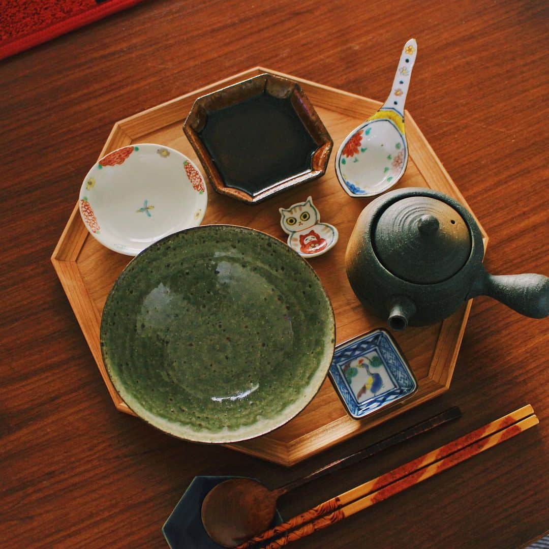 Kaori from Japanese Kitchenさんのインスタグラム写真 - (Kaori from Japanese KitchenInstagram)「春野菜のかき揚げで天茶漬け。あんこ救済のぜんざいが今日の甘味。 ・ こんばんは。 今日の朝昼ごはん。 家にある野菜たちを集めてかき揚げに。 冬のなごりと春のはしり野菜を一緒にまとめたら 今の季節を表してるようなかき揚げになりました。 今日の薬膳走り書きは春の食養生について。 そしてアツアツのお出汁をかけて薬味を添える。 天茶漬けのできあがり。 ・ 今日は珍しく食後におやつを作りました。 2年前に買った#パルシステム の非常食セットが 色々と期限切れなことに気づき 早速あんこを救済すべく いちご白玉を作ってミニぜんざいに変身。 残りはあんバタートーストにして明日使い切る予定。 1年に1回は見直さないとなーと反省。 皆様も非常食を見直しましょう。 割れない熱くない#透明急須 で一服し 本日も満腹でございました。 ・ 【おしながき】 季節野菜の天茶漬け ラディッシュの浅漬け 卵焼きとほうれん草 豆とひじきの煮物 小さな白玉ぜんざい ・ Hi from Tokyo! Here's Japanese late breakfast: kakiage rice bowl w/ dashi broth, rolled egg omelette, boiled spinach, simmered hijiki seaweed, and small Japanese parfait as a dessert. ・ ・ 2020.03.11 Wed ・ ・ #japanesemeal #washoku #breakfast #朝ごはん #おうちごはん #早餐 #아침밥 #薬膳 #うつわ #うつわ好き #和食器 #自炊 #小澤基晴 #佐藤もも子」3月11日 19時43分 - coco_kontasu