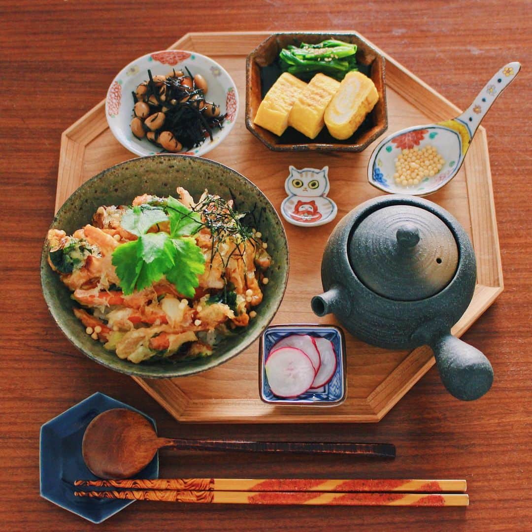 のインスタグラム：「春野菜のかき揚げで天茶漬け。あんこ救済のぜんざいが今日の甘味。 ・ こんばんは。 今日の朝昼ごはん。 家にある野菜たちを集めてかき揚げに。 冬のなごりと春のはしり野菜を一緒にまとめたら 今の季節を表してるようなかき揚げになりました。 今日の薬膳走り書きは春の食養生について。 そしてアツアツのお出汁をかけて薬味を添える。 天茶漬けのできあがり。 ・ 今日は珍しく食後におやつを作りました。 2年前に買った#パルシステム の非常食セットが 色々と期限切れなことに気づき 早速あんこを救済すべく いちご白玉を作ってミニぜんざいに変身。 残りはあんバタートーストにして明日使い切る予定。 1年に1回は見直さないとなーと反省。 皆様も非常食を見直しましょう。 割れない熱くない#透明急須 で一服し 本日も満腹でございました。 ・ 【おしながき】 季節野菜の天茶漬け ラディッシュの浅漬け 卵焼きとほうれん草 豆とひじきの煮物 小さな白玉ぜんざい ・ Hi from Tokyo! Here's Japanese late breakfast: kakiage rice bowl w/ dashi broth, rolled egg omelette, boiled spinach, simmered hijiki seaweed, and small Japanese parfait as a dessert. ・ ・ 2020.03.11 Wed ・ ・ #japanesemeal #washoku #breakfast #朝ごはん #おうちごはん #早餐 #아침밥 #薬膳 #うつわ #うつわ好き #和食器 #自炊 #小澤基晴 #佐藤もも子」