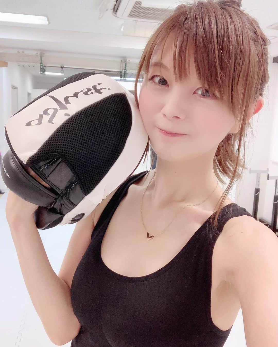 satomiさんのインスタグラム写真 - (satomiInstagram)「1ヶ月ぶりにキックボクシング🥊 (@takeiteasy_tokyo ) * 久々すぎて1時間でバテバテ‼️ * 広瀬すずちゃんもはまってるキックボクシング🥊 一度やったらハマるよ✨ * * @satoru_suzuki_3 #キックボクシング  #キックボクシング広尾  #ボクシング  #ボクシング女子  #フィットネス  #ボディメイク  #筋トレ女子 #インナーマッスル #ボクササイズ #takeiteasy  #ダイエット #トレーニングウェア　 #六本木 #広尾 #西麻布」3月11日 19時52分 - saatoomii47