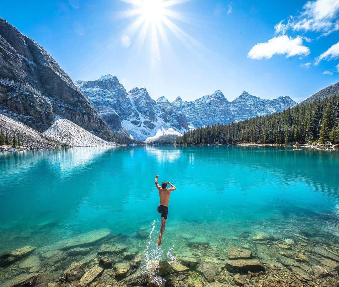 クリス・バーカードのインスタグラム：「Water. I can’t think of a more beautiful canvas to photograph. Seeing images like this in print whether on a cover of a magazine, book or on someone’s wall is what fuels me creatively. The idea that an image can take on a physical form is a really powerful thing. For fine art print inquiries of all sizes & mediums check out www.ChrisBurkard.com」