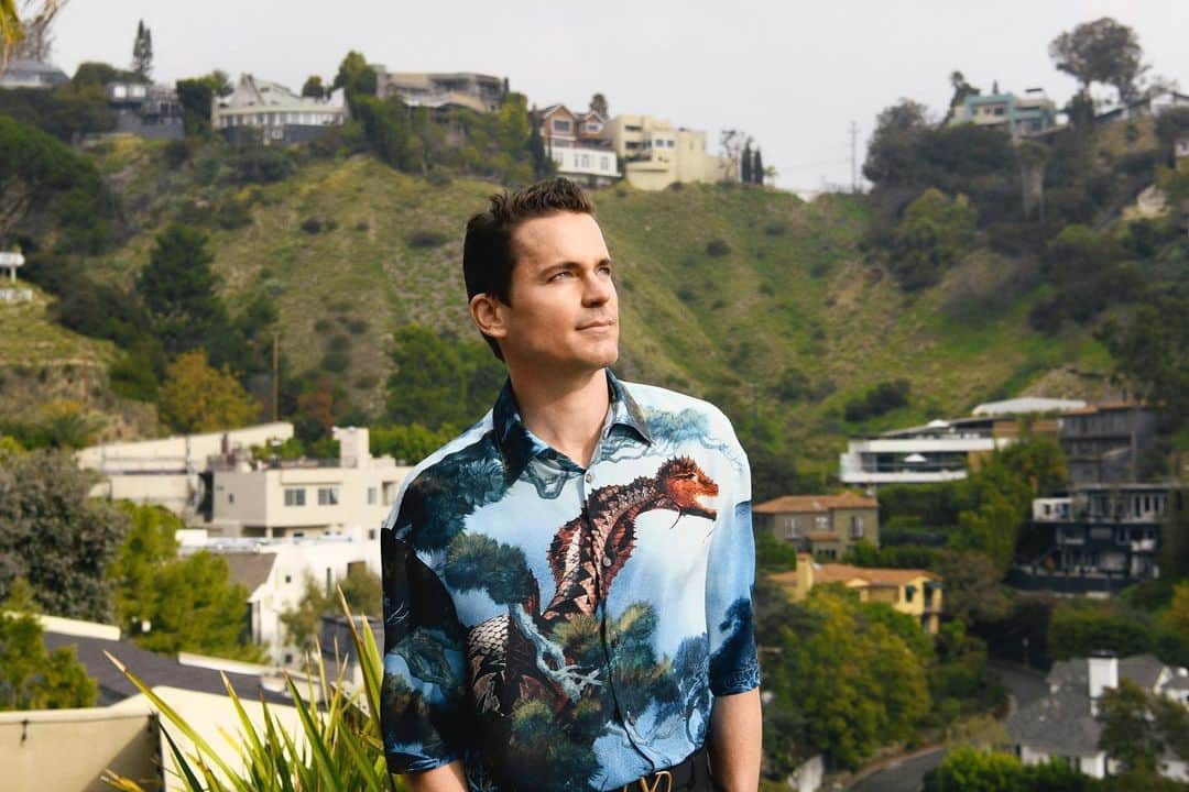 マット・ボマーさんのインスタグラム写真 - (マット・ボマーInstagram)「Recently teamed up with @insidehook and @neimansman to test drive these new killer spring looks from @dolcegabbana, @ferragamo and @maisonvalentino. Relaxed fits, fun colors and bold prints are the name of the game (including an awesome dragon shirt because I miss Game of Thrones). #ad #menswear #NeimanMarcus #DolceGabbana #SalvatoreFerragamo #Valentino」3月12日 6時47分 - mattbomer