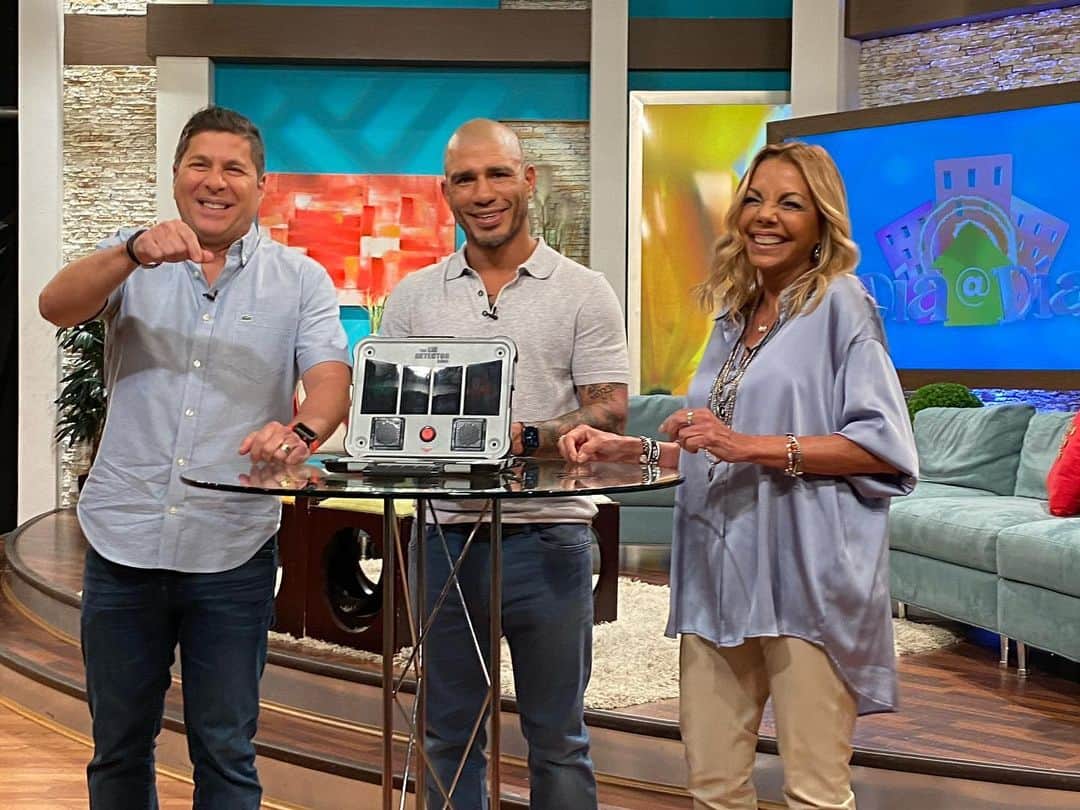 ミゲール・コットのインスタグラム：「Gracias @diaadiapr @raymondarrietaoficial y @dagmar_oficial por recibirme en la tarde de hoy. Un placer siempre compartir co la ustedes y la gran familia de @telemundopr y el apoyo a mi torneo de Golf ⛳️ #Round2 a beneficio de la@#FundacionElAngel 🔥🇵🇷🔥🙏🏼」