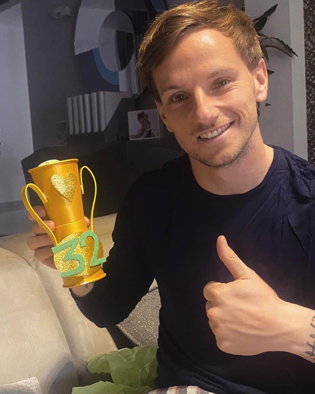 イヴァン・ラキティッチのインスタグラム：「🏆El regalo mas bonito de cumpleaños el de mis niñas 🏆👧🏼👧🏼 la copa al mejor papi ❤️ , gracias mi amor @raquel_mauri por el cumple tan especial y bonito ❤️ te amo」