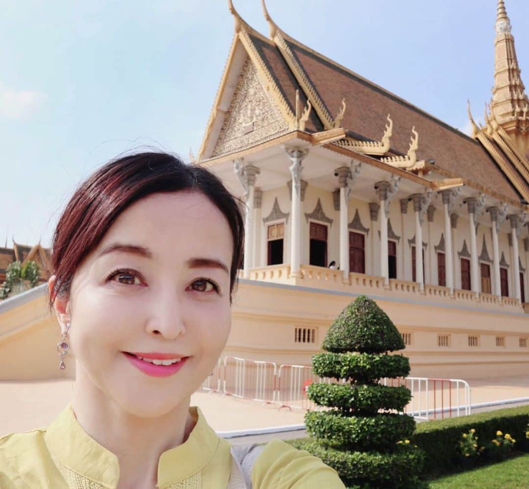 大桃美代子さんのインスタグラム写真 - (大桃美代子Instagram)「カンボジアのプノンペンにある王宮。  奥で、王様が住まれています。  建物の色には意味があり、  黄色は仏教、  白は、ヒンズー教。  赤は国立の建物をあらわしているそうです。  歩きのショットを撮っていると、 「世界ふしぎ発見」のミステリーハンターをやった時を思い出します。  構成がしっかりしていて、台本おぼえるのが大変だったなぁー😅  いい番組です。  oさん、ありがとうございました😊。 感謝感謝😄  #カンボジア#王宮#プノンペン#大乗仏教#ヒンズー教##FAMTrip #Cambodia #KingdomofWonderFeeltheWarmth #一歩先を歩く#タビジョ#旅好きな人と繋がりたい #lw3月の旅 #カンボジア旅行#phnompenh #Pen#クレア#creatraveller #シルバーパゴダ#shooting#funtotrip#genic_mag」3月12日 5時46分 - miyoko_omomo