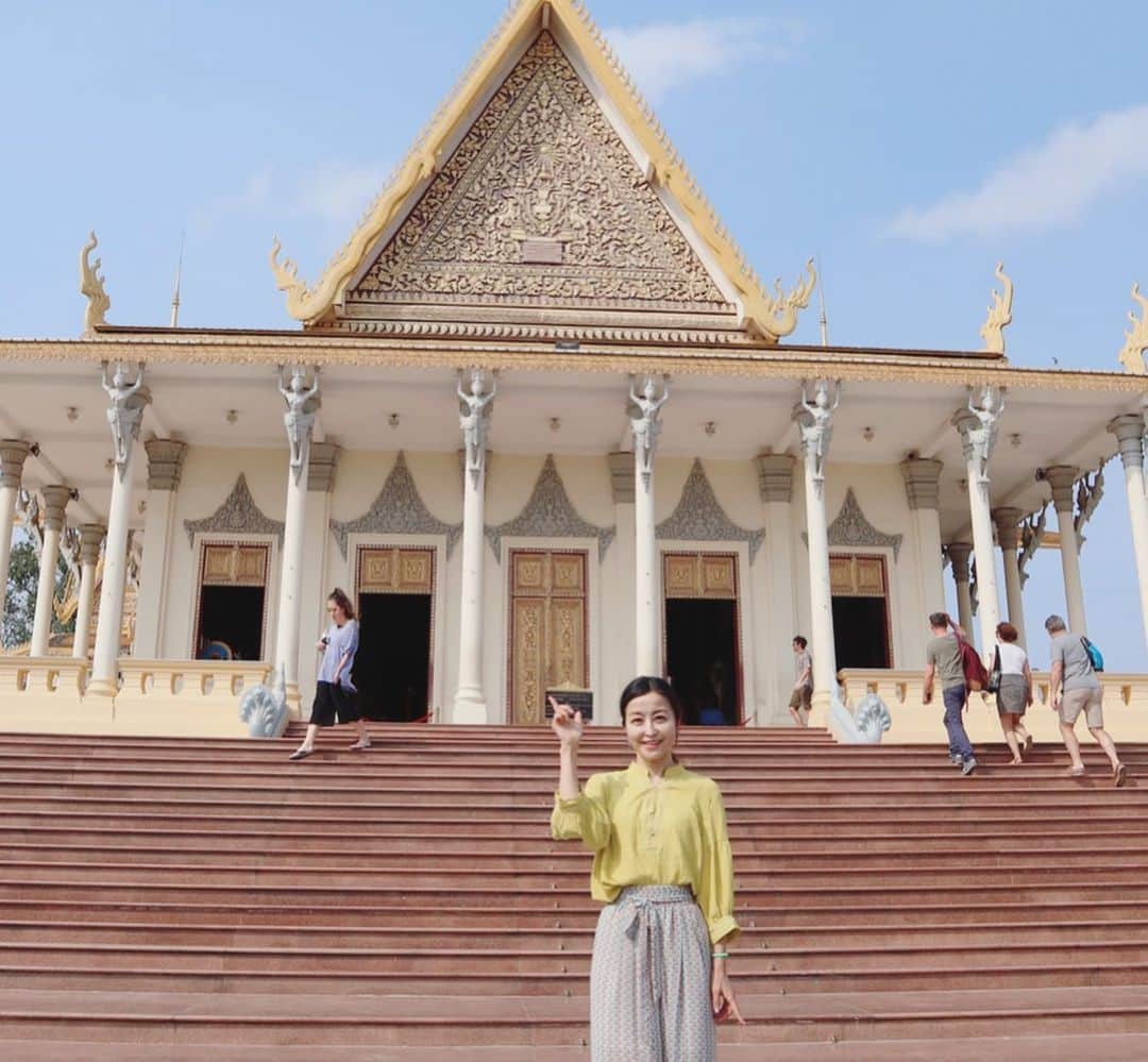 大桃美代子さんのインスタグラム写真 - (大桃美代子Instagram)「カンボジアのプノンペンにある王宮。  奥で、王様が住まれています。  建物の色には意味があり、  黄色は仏教、  白は、ヒンズー教。  赤は国立の建物をあらわしているそうです。  歩きのショットを撮っていると、 「世界ふしぎ発見」のミステリーハンターをやった時を思い出します。  構成がしっかりしていて、台本おぼえるのが大変だったなぁー😅  いい番組です。  oさん、ありがとうございました😊。 感謝感謝😄  #カンボジア#王宮#プノンペン#大乗仏教#ヒンズー教##FAMTrip #Cambodia #KingdomofWonderFeeltheWarmth #一歩先を歩く#タビジョ#旅好きな人と繋がりたい #lw3月の旅 #カンボジア旅行#phnompenh #Pen#クレア#creatraveller #シルバーパゴダ#shooting#funtotrip#genic_mag」3月12日 5時46分 - miyoko_omomo